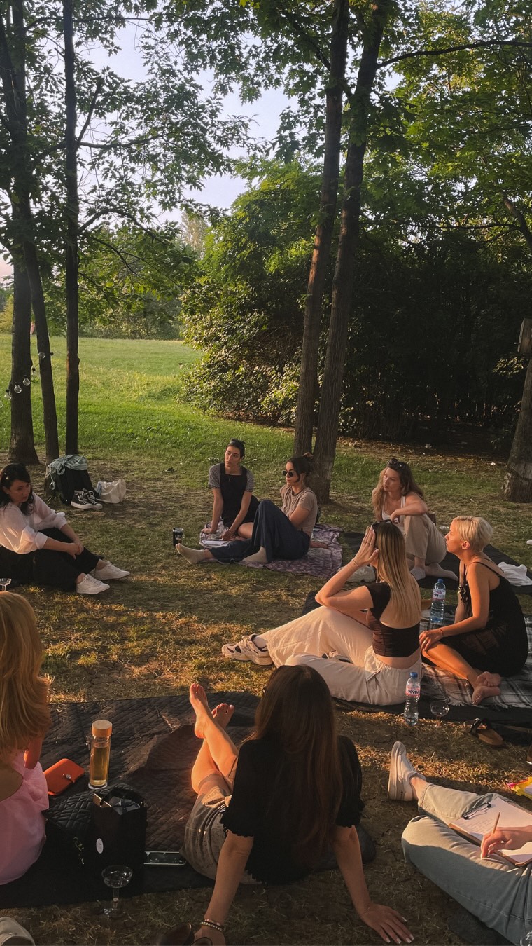 Представи си място, в което никой не те гледа странно, ако си твърде шумна или твърде тиха.
Място, където не трябва да се преструваш, за да бъдеш приета.
Място, където си точно себе си – и това е достатъчно.
🤍 В Tu Bora вярваме, че смисълът на живота не е в „перфектното“ тяло, титла или постижение, а в онези редки моменти, когато усещаш, че си сред хора, които наистина те разбират. Когато разговаряш и усещаш лекота. Когато се смееш и времето просто изчезва.
Защото силата на жените се разкрива още повече, когато намират общност, в която могат да споделят, да растат и да се подкрепят една друга.
И ето какво се случва тогава:
- Връщаш си енергията, защото вече не я губиш в това да се „доказваш“.
- Ставаш по-уверена.
- Имаш смелост да поемеш нови стъпки.
Това е смисълът на Tu Bora - място, в което животът се усеща по-мек, по-смислен и по-жив.
А ти как си представяш „своето място“? Сподели ни в коментарите ↓