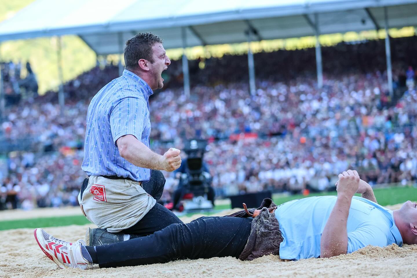 Guten Morgen, Ihr Königsfreunde! 👑
Zum Start in die royale Woche ein paar weitere gestrige Impressionen. Der neue König betonte mehrfach die Bedeutung der Teamarbeit, das Zusammenspiel mit allen Kameraden, Betreuern und Familie. Die Bilder sprechen für sich.
📸: Lorenz Reifler (2, 3 und 5), Erwin Keller (1, 4, 6, 7)
#Schwingen #Tradition #Graubünden #ESAF #Mollis #Glarus #Schwingerkönig #NOSV