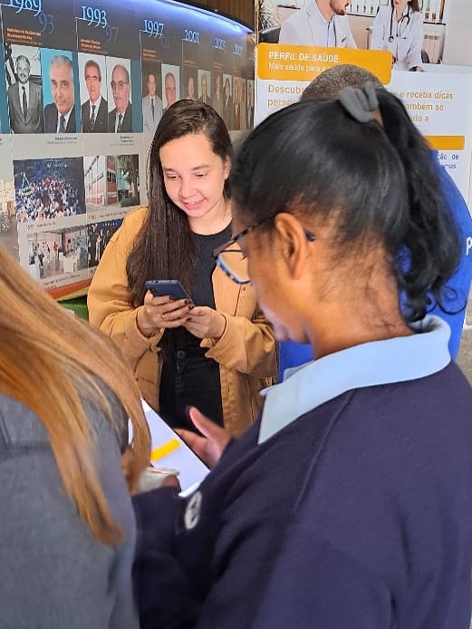 Agradecimento – SIPAT 2025
Agradecemos imensamente ao nosso cliente pelo convite para apoiarmos a SIPAT 2025 e reforçarmos a importância do cuidado da saúde e da prevenção. Foi um momento especial de troca, aprendizado e conscientização, reforçando o quanto a prevenção e o cuidado com a saúde são fundamentais no dia a dia de cada colaborador e, consequentemente, no fortalecimento das empresas.
Nossa missão vai além de oferecer soluções em benefícios: queremos contribuir para que cada organização construa um ambiente de trabalho mais seguro, saudável e humano.
Eventos como a SIPAT demonstram a importância de unir forças na promoção da qualidade de vida e da saúde integral.
Mais uma vez, nosso muito obrigado pela parceria e confiança. Seguiremos juntos, incentivando práticas de prevenção e cuidado contínuo com quem é o maior patrimônio de qualquer empresa: as pessoas.