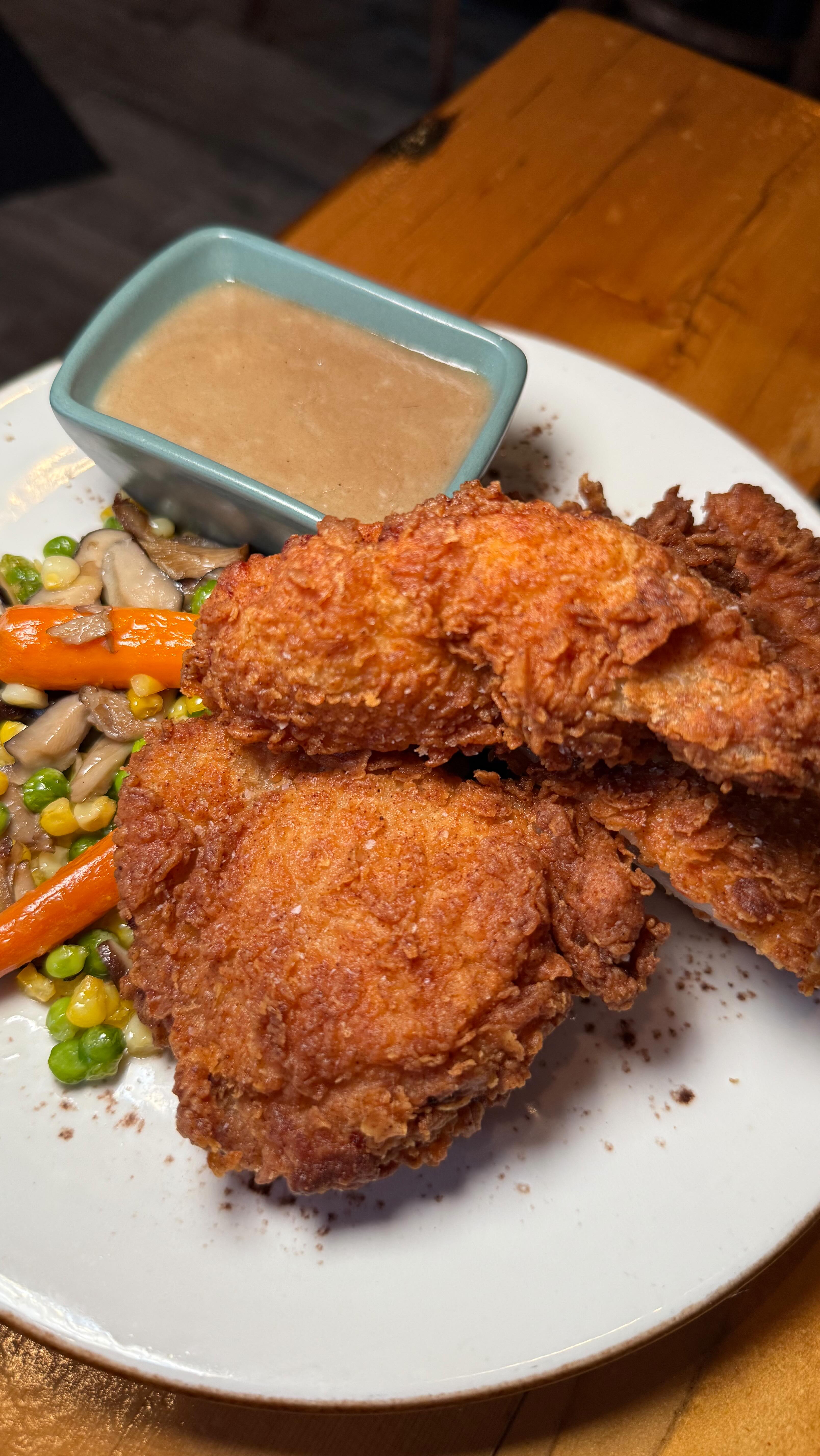 Southern fried chicken: brined and buttermilk crusted breast & thigh with Jersey corn & veggies, natural gravy 🍗
.
.
.
.
.
#copperkettlecafe #scarsdale #dobbsferry #westchestereats #hartsdaleeats #westchesterny #nyeats #nyrestaurant #comfortfood #westchester #foodporn