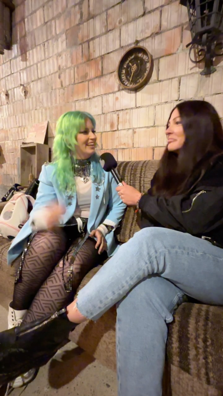 🎤🔥 Auf der Gravel-Couch hat mit uns die einzigartig tolle @serainatelliofficial aus dem Nähkästchen geplaudert. Nach ihrer Amerika-Tour beehrt sie uns schon zum 2. Mal in der Grube, worüber wir uns riesig freuen 🤩🥰. ⏭️ Am 24. Oktober erscheint (passend zu ihrer Haarfarbe) ihr Album "Green" - nicht verpassen! 🧑🎤💿
#gpf2025 #interview #gravelpit #rock #festival #gravelpitfestival 🎤 @la_la__lea