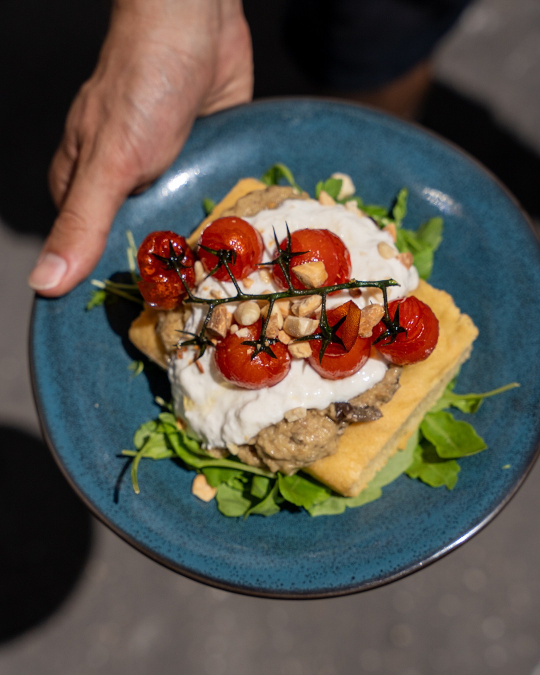 Pas d’avocat, pas de saumon – et pourtant, vous allez vous régaler. 🥑🐟🚫
Au Diploïd, on prône le circuit court : des produits locaux que l’on transforme sur place, de la truite que l’on fume nous‑mêmes et du café torréfié chaque semaine.
Tout est fait maison et notre carte évolue avec les saisons. Pourquoi pas d’avocat ni de saumon ?
Parce qu’on préfère valoriser le local et l’éthique.
Venez goûter la différence : ouverts tous les jours de 8 h 30 à 17 h 30, brunch jusqu’à 14 h 30 en semaine et 15 h le week‑end.
#diploidlyon #brunchlyon #cafelyon #specialtycoffee #faitmaison #circuitcourt #cuisinedesaison #everythingmatters