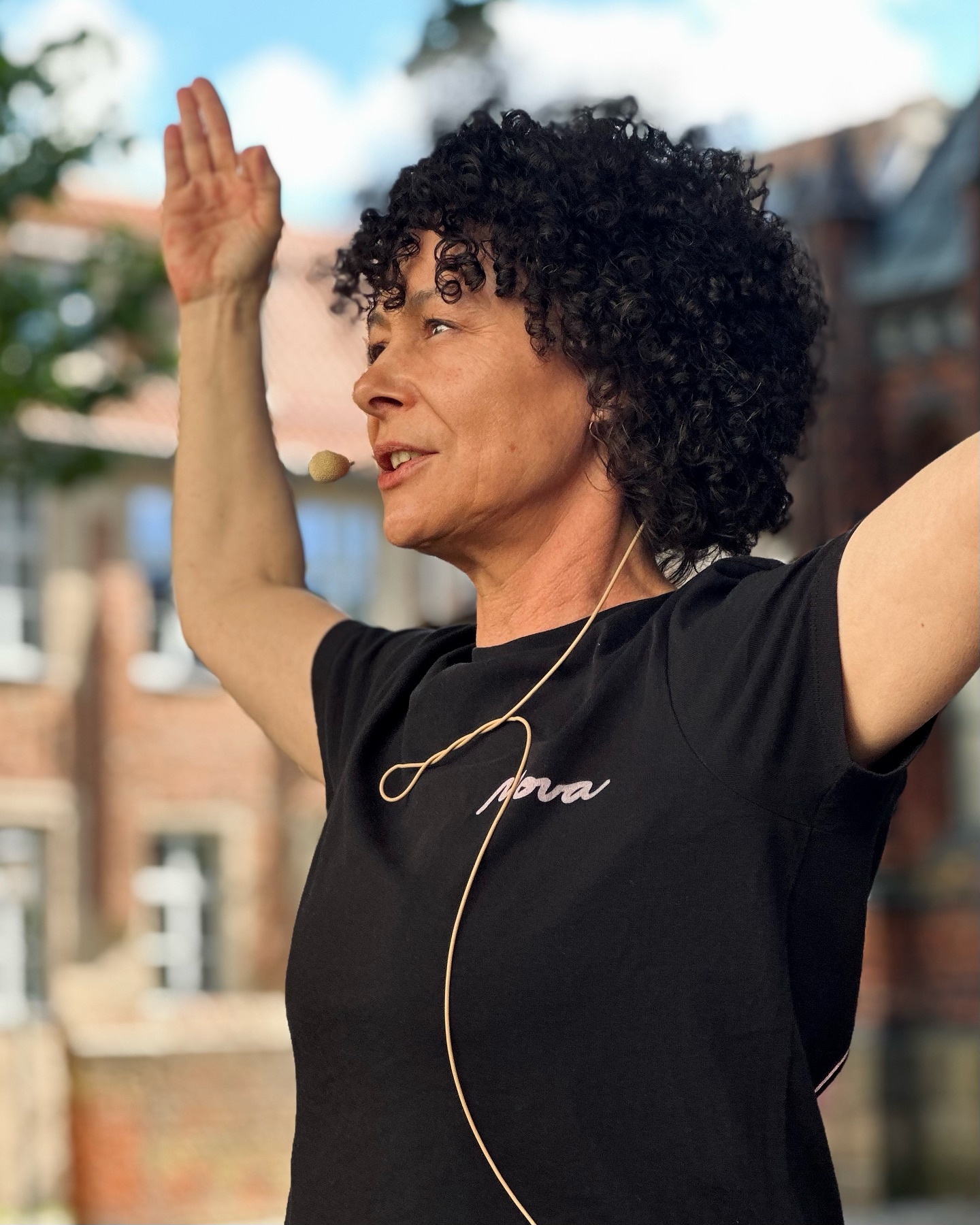 Zweite Runde Yoga im Sommergarten! ☀️🧘♀️
Heute hat uns @susann_grapentin durch eine entspannte Chakra Yoga-Session geführt. 🧘♀️
Danke an alle, die dabei waren und den Sommergarten wieder mit so viel guter Energie und guter Laune gefüllt haben! 🌿
Es war genau das Richtige für einen klaren Kopf und einen entspannten Start in die neue Woche. 💆♂️☀️
Ein großes Dankeschön auch an @fest.events für die großartige Organisation und diesen besonderen Ort mitten in der @hansestadt_stralsund
Wir freuen uns schon auf nächsten Sonntag – dann mit Elisa und einer Yoga-Session für Kinder & Eltern. 🧘
#movaplace #yogastralsund #yoga #stralsund