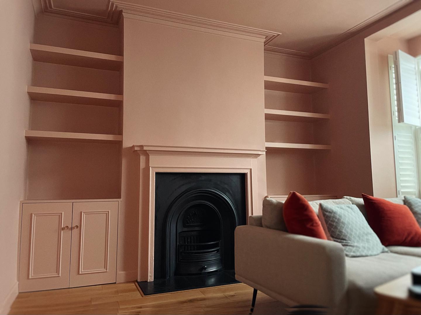 Here is a perfect example of how a rich colour can brighten a room on a dull day better than whites or creams. Be brave! #ilovemyjob #CoatPaint #coat #Perpisan #montpelierdecoration #montpelierdecoration #MontpelierPlace #montpeliermaker #themontpelierdecorator #farrowandball #cushionhappy #handmade #montpelier #cushions #floral #floralcushions #artisancushions #vintagecushions #vintagetextiles #retrocushions #interiordesign #brightonmaker #handmadecushions #feathercushions #statementcushions #oneofakind #Brighton #brightonandhove