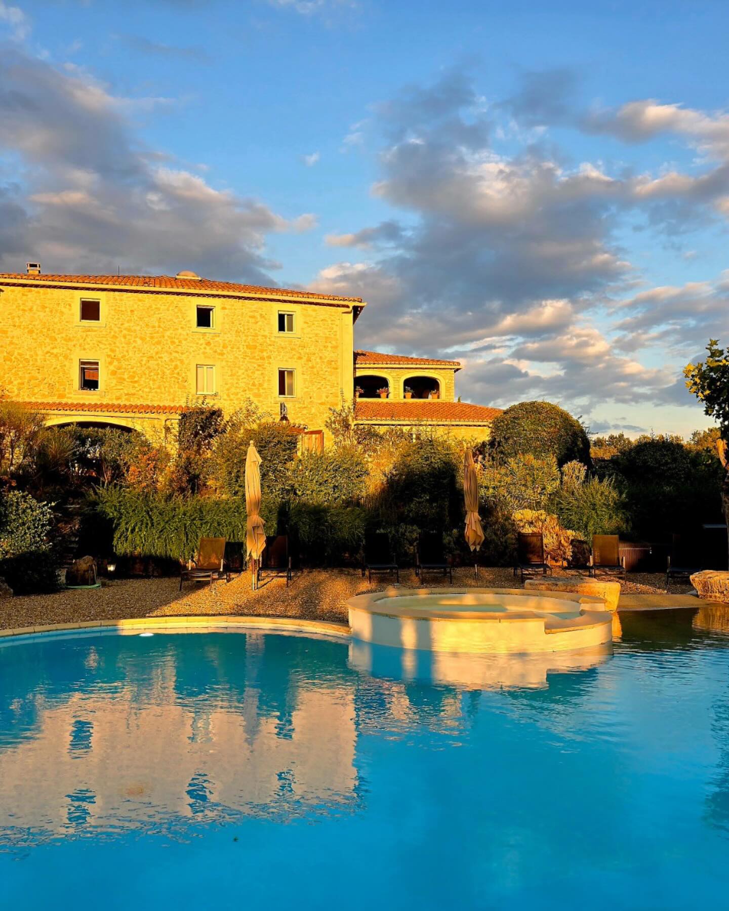 ☀️ Verlängere jetzt deinen Sommer! 🍇🍂
Tauche ein in die warmen Farben der Provence, geniesse die reiche Ernte von Kastanien und herrlichen Herbstfrüchten und lass dich von den Düften auf den südfranzösischen Märkten verzaubern. ✨
Die klare Luft, die weiten Aussichten und die noch immer angenehmen Temperaturen machen den Herbst im Frigoulet zu einer besonderen Auszeit. 💛
👉 Im September sind noch wenige Zimmer frei – buche jetzt deinen Traumurlaub im Domaine du Frigoulet.