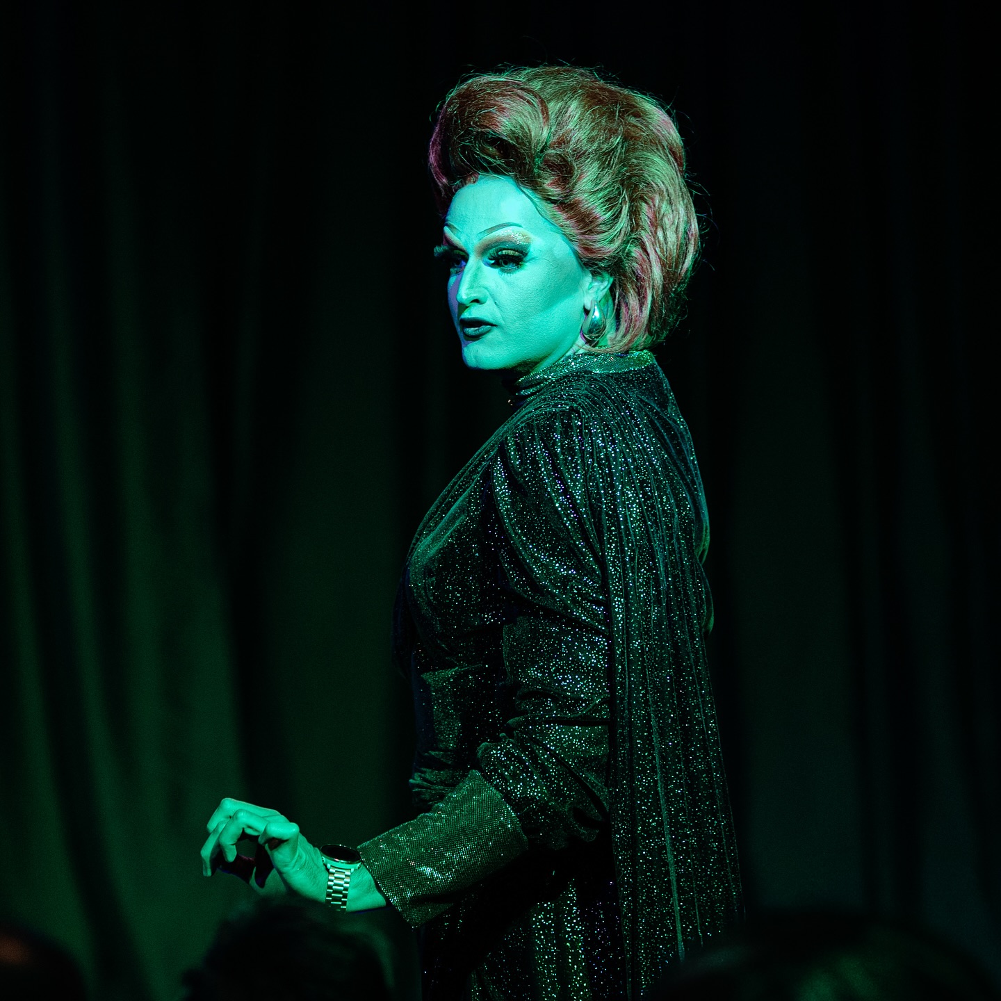 Some people jog in the park, others read a book.
Me? Well… let’s just say my hobbies are a little more poisonous. 🕊✨
Picture by @steve_w_grams
Event @swisssciencecentertechnorama
#DragQueen #DragPerformance #QueerArt #LGBTQIA #DragShow #Camp #Satire #QueerCulture #StageLife #DragExcellence