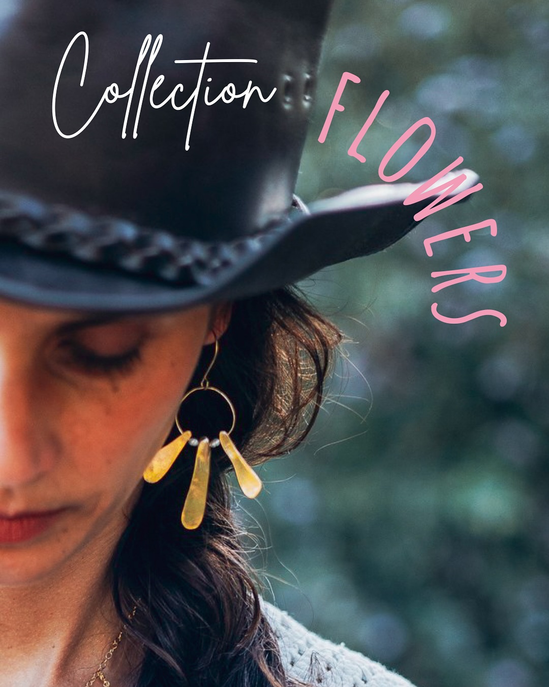 🌸 L’été est encore là, et si on profitait jusqu’au bout de ses douceurs,… et si on le portait en nous toute l’année…
FLOWERS, la nouvelle collection fleurie d’ELLUCE
Une ode à la nature et à la féminité.
Des bijoux comme des fleurs précieuses, à cueillir et à porter, en toute légèreté.
Quatre fleurs, quatre esprits.
PÉTALES joue avec la tendresse d’une marguerite qu’on effeuille du bout des doigts, et avec la poésie des sentiments. Chaque pétale, délicatement façonné à la main, devient un fragment d’émotion, un éclat de vie.
Sur certains, des mots viennent se poser comme des secrets murmurés : « Je t’aime, un peu, beaucoup, passionnément, à la folie… » – d’autres préfèrent garder le mystère d’un pétale nu, laissant place à l’imaginaire.
Ces fleurs ne se fanent jamais : elles célèbrent l’amour sous toutes ses nuances, l’intensité d’un instant, la beauté des imperfections, la force du jeu et de la spontanéité.
Chaque bijou est une invitation à sourire, à aimer, à se rappeler que la vie est précieuse et qu’il faut la croquer, pétale après pétale.
Fabriqués artisanalement en bronze recyclé et sublimés par le savoir-faire Elluce , ces bijoux uniques s’adressent aux créatives, aux rêveuses, aux passionnées qui aiment porter un peu de poésie au quotidien.
🌺 Quel est le mot qui résonne le plus pour toi? : Je t’aime? Un peu? Beaucoup ? À la folie? Ou Passionnément?
Dis moi en 💬🤗
Disponibles sur elluce.fr
Disponibles à la boutique @bo.in.pau selon les stocks disponibles (et sur commande biensur)
Photo 📸: la talentueuse Émilie @emiliemaphoto
Modèle 👸: la magnifique Marine @marinebories
Superbe Lieu: Ô petit Bonheur @opetitbonheur64
#creatricebijoux#artisanebijoutiere#bijouxfaitsmain#femmeactive#paumaville64#paillettesdansmavie#mamanepanouie#chargementaledesfemmes#jaimelavie#etresoimeme#cadeaumariage#petitsbonheurs#40ans#confianceensoi#maternité#moderesponsable