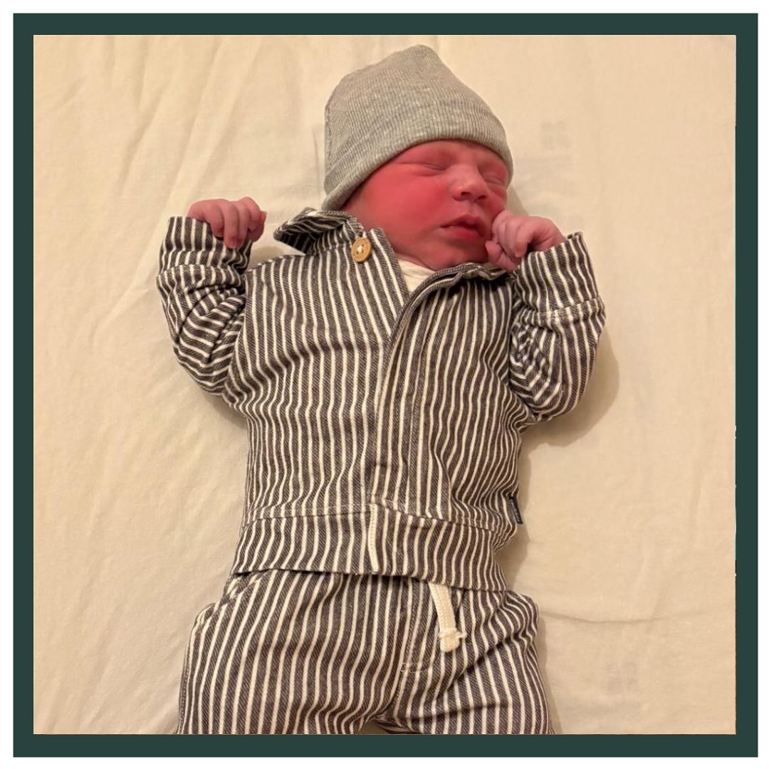 WELKOM MATS 💙
Mats is het broertje van Lizzie en Nena! 😍 Terwijl zij sliepen is Mats geboren om 01:55u op 18-08-2025. Hij had net zoveel geduld als zijn zussen en hij zat lekker bij mama tot 41 weken en 1 dag. Mats had een mooi gewicht van 4140 gram.
De zwangerschap van de 3e was zwaarder voor Lieke. Ze had wat zwangerschapskwaaltjes waardoor we hoopten dat Mats eerder geboren wilde worden. Na het strippen is de buik van Lieke flink gaan rommelen. Dit bleef aanhouden maar het zette helaas niet goed door. Dit was pittig, maar had wel voor 2 cm extra ontsluiting gezorgd. De avond erna was het zover en gelukkig zette de weeën nu wel door! Schoonzus Lieke van Lieke (ja ja andere Lieke 😜) is verloskundige en kwam de bevalling mee begeleiden met Celeste. 💛 Super leuk om samen met een collega in het vak een bevalling thuis te begeleiden. Direct een leuke gezellige goede samenwerking! 🥰
Lieke had pittige weeën die ervoor zorgden dat de ontsluiting goed vooruit ging. We wilden de vliezen gaan breken toen ze plots spontaan braken. De kleine man was ons voor.😜 We hebben verschillende houdingen geprobeerd voor het persen. Tijdens het persen kon Lieke eindelijk meegeven met de pijn wat iets prettiger aanvoelde. En daar was hij dan.. het knappe ventje Mats aangepakt door zijn tante! 💙 Wat was dit een bijzonder en mooi moment! 🥰 Mats was een stukje zwaarder dan zijn zussen en kwam als superman ter wereld waardoor het harder werken was voor Lieke. Toen de zussen wakker werden konden ze eindelijk hun broertje ontmoeten! In het kraambed straalde dit mooie gezin van 5! 😍
Lieve Lieke en Luuk,
Gefeliciteerd met de geboorte van Mats! Wat mogen jullie trots zijn en wat heb je het goed gedaan Lieke! Veel geluk samen! ❤️
Veel liefs, team LEV
#welkom #baby #babyboy #geboren #geboorte #lev #liefdevol #vertrouwd