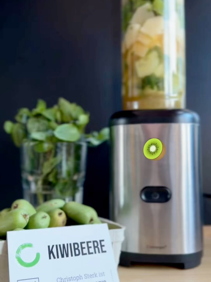 Kennt ihr schon unseren Lieblingssmoothie mit Kiwibeeren? 🥝
Ein Rezeptvorschlag findet ihr auf der Visitenkarte in jeder Schale Kiwibeeren von HEIMATHUNGRIG!
Apfel-Gurke-Kiwibeeren Smoothie:
1 Handvoll Petersilie, 1/2 Salatgurke, 125g Kiwibeeren, 1 Apfel, 1 Banane, 200ml Apfelsaft, 5 Blätter Minze, 5 Eiswürfel
Alles mixen! Guten Appetit 💚
#kiwiebeere#heimathungrig#hofladen#regional#gesundlebenmachtglücklich#fruitsandvegetables#liebezumberuf#landwirtschaft#smoothierecipesoftheday