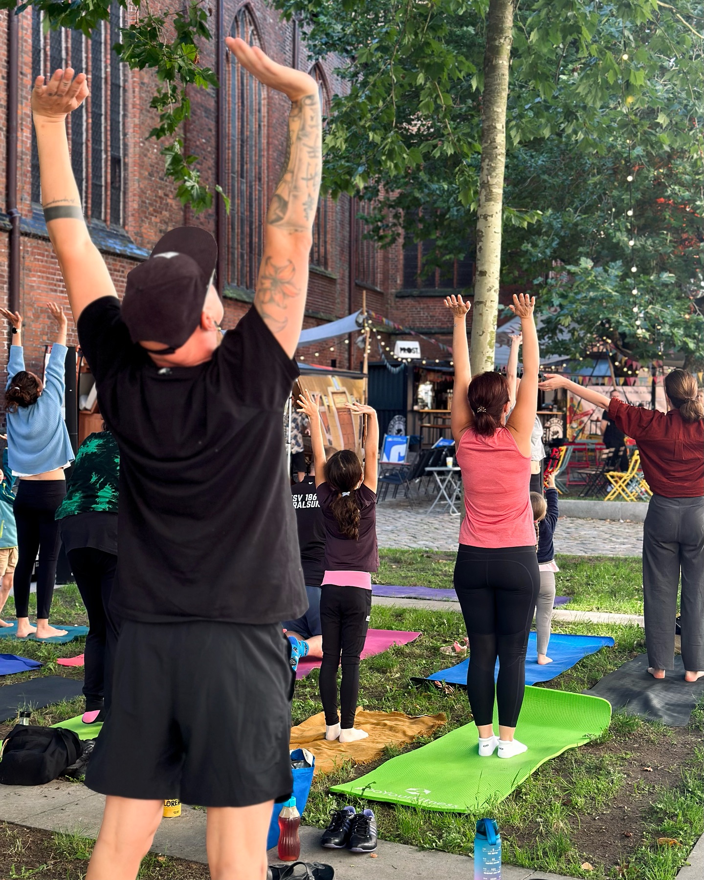 Dritte und letzte Yoga Session im @stralsunder.sommergarten 🧘♀️🧒🌿
Mit spielerischer Leichtigkeit, viel Freude und liebevoller Anleitung hat Elisa heute Groß und Klein durch eine ganz besondere Yogastunde geführt.
Es war der perfekte Abschluss für unsere kleine Sommergarten-Yoga-Reihe – voller Lachen, Bewegung und schöner Momente miteinander. Danke an alle kleinen und großen Yogis, die dabei waren! 🙏
Und natürlich wieder ein herzliches Dankeschön an @fest.events für die Organisation und diesen wunderbaren Ort mitten in der @hansestadt_stralsund – wir freuen uns jetzt schon aufs nächste Mal! 🫶🏽
#movaplace #yogastralsund #yoga #stralsund
