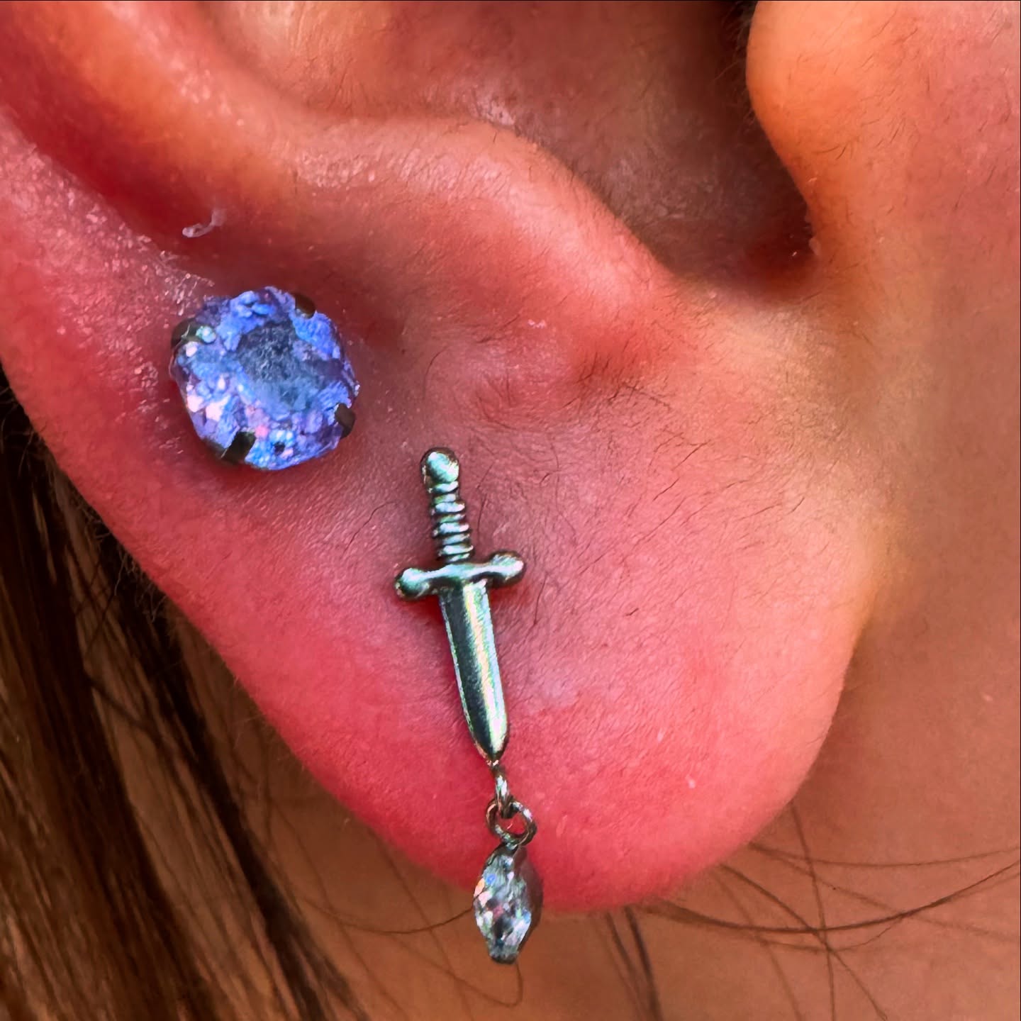 ✨ Healed & shining ✨
Titanium flat back + a dangling diamond = pure elegance on the lobe 💕 #LobeGoals #ShineEveryday
#LobeGoals #PiercingLove #EarParty #DiamondDetails #CuratedEar #EverydaySparkle #TitaniumJewelry #PiercingAddict #PerthPiercing #RockinghamPiercing #PerthStyle #SpiralPiercingsAndTattoo #SupportLocalPerth #PerthJewellery #perthvibestodo