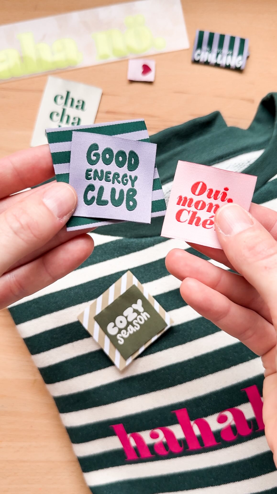 🍂 Zeit für eine neue Herbstgarderobe! 𝚆𝚎𝚛𝚋𝚞𝚗𝚐
Aus einem gestreiften Sweatshirt-Stoff habe ich mir einen simplen Pullover genäht – und mit etwas Tüddel & einem coolen Neon-Schriftzug zum Hingucker gemacht. ✨
Das Material dafür habe ich bei @paulundclara gefunden – mit meinem Rabattcode spart ihr dort 10 %. Schreibt einfach Tüddel in die Kommentare und ich schicke euch direkt den Link zum Shop, Stoff und Schnittmuster! 💌