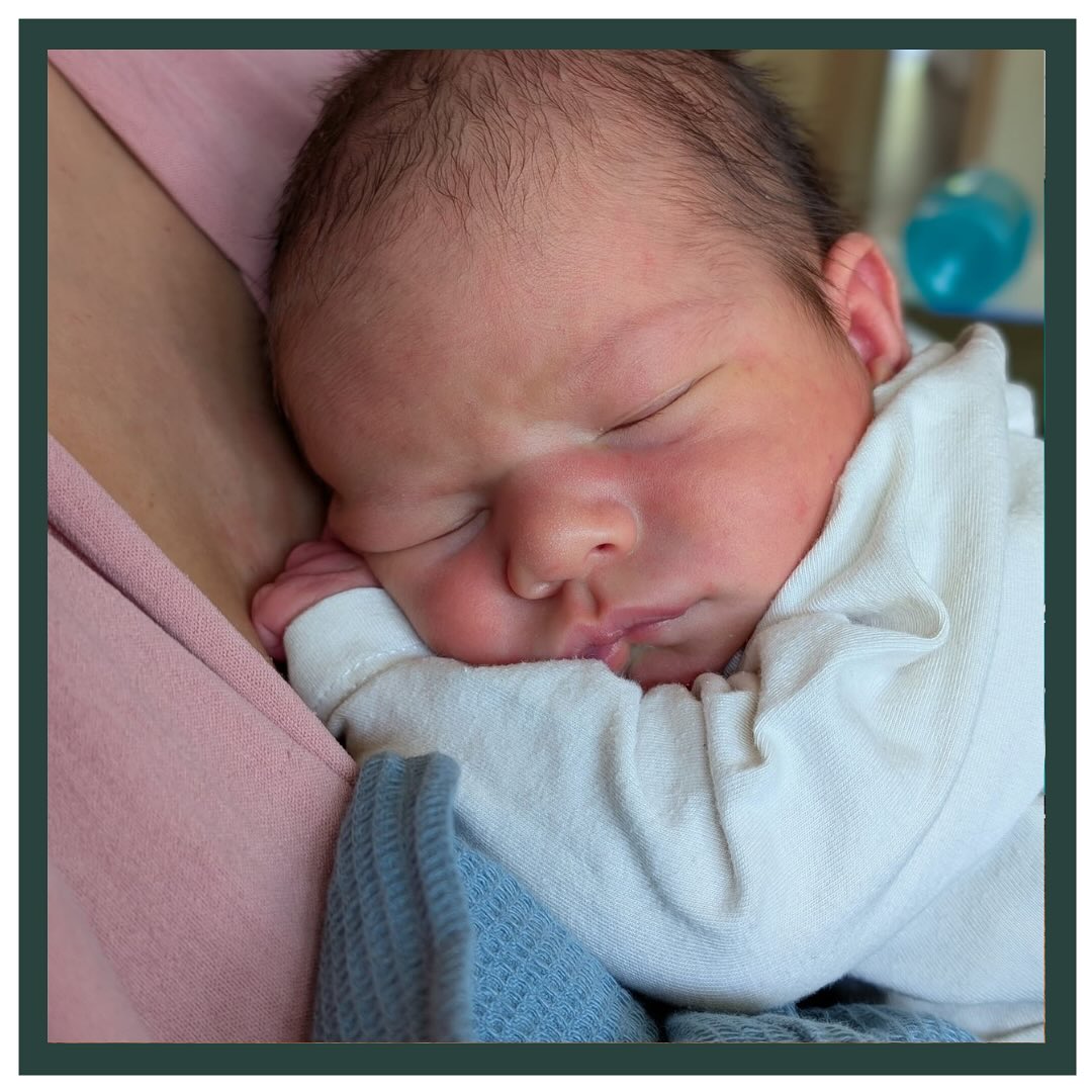 WELKOM CARON! 💙
Dit stoere ventje werd vliegensvlug thuis geboren bij 39+2 weken, op 4 augustus 2025 om 15.34 uur in Rijen. Hij had een mooi gewicht van 3900 gram. 😍
We kenden deze papa en mama al van de zwangerschap en bevalling van grote zus Alouise. Tijdens de controles kwam deze trotste grote zus dan ook gezellig mee om te helpen en naar het hartje van haar broertje te luisteren. 🥰 Deze mama heeft ondervonden dat een 2e zwangerschap echt anders kan verlopen, dus gelukkig kon ze op tijd met verlof.
Annick en Vincent wilde net als bij Alouise graag een thuisbevalling. 🏡 In de ochtend belde ze naar Celeste omdat er sprake was van indalingssteken en beginnende onregelmatige weeen. Dat zien we niet vaak, maar met deze onregelmatige weeen had Annick al 4-5 centimeter ontsluiting! Aangezien er nog geen goede weeen waren besloot Celeste om na 2 uurtjes terug te komen. Annick kon nog gezellig kletsen en kon de onregelmatige weeen elke 10-15 minuten nog goed aan. We hadden dan ook niet verwacht dat de ontsluiting toch vooruit was gegaan. Wauw! Wat een verrassing dat Annick 2 uur later al ruim 8 centimeter ontsluiting had! Nog steeds zat Annick gezellig te kletsen en we konden nog goed lachen met zijn alle 😜 Om te kunnen persen zijn er helaas wel echt goede weeen nodig. Wat daar soms voor helpt is het breken van de vliezen. Celeste besprak deze optie met Annick en Vincent. Alsof de kleine man ons kon horen braken toen spontaan vliezen 💦 en direct kreeg Annick goede weeen! Slechts 10 minuten later werd er een prachtig mannetje thuis geboren! 💙 Wat een vliegensvlugge en bijzondere bevalling! Dit was geen bevalling uit het boekje. Ontsluiting krijgen met onregelmatige weeen is uitzonderlijk, maar voor deze mama wel heel fijn! Celeste heeft direct getekend om ooit zelf zo’n bevalling te krijgen 🤣
Lieve Annick, Vincent en Alouise,
Gefeliciteerd met de geboorte van Caron! Jullie hebben het heel goed gedaan samen. Heel veel geluk gewenst! Geniet van jullie mooie gezinnetje. 🥰
Veel liefs, team LEV
#welkom #levbaby #verloskundigenlev #liefdevol #vertrouwd