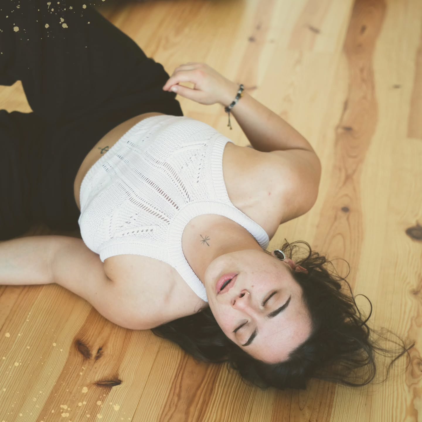 Esta é a (minha) Tânia. 🌿
Chegou há uns anos de forma peculiar e acabou por ficar. Desde então já caminhamos juntas em mais do que um curso, e é uma alegria imensa tê-la por perto. Na verdade estamos sempre conectadas mesmo que por fios invisíveis. 🧵
A Tânia tem uma rebeldia bonita e um coração extraordinário. Tem o seu jeito único, entre sorrisos e lágrimas, entre a força e a delicadeza. 🍀
Desejo sempre que ela acorde as danças que lhe habitam o corpo, e que nunca se esqueça da sua luz especial. Porque há pessoas que simplesmente têm um lugar para sempre no nosso coração. 💚
Com Amor, ❤️
Lisa Bompastor
📸 @cristianaeiras
📌 Agenda:
💃 Curso de Facilitador em Movimento Consciente & Dança Expressiva - 1a edição - Novidade!!!
Formação b-learning (plataforma online + 12h presenciais no Porto)
Início: 1 de Outubro de 2025
🌀 Especialização em Movimento Terapêutico – 5.ª Edição
Formação Presencial – Porto
Início: Janeiro de 2026
📎 Informações e inscrições:
Link na bio