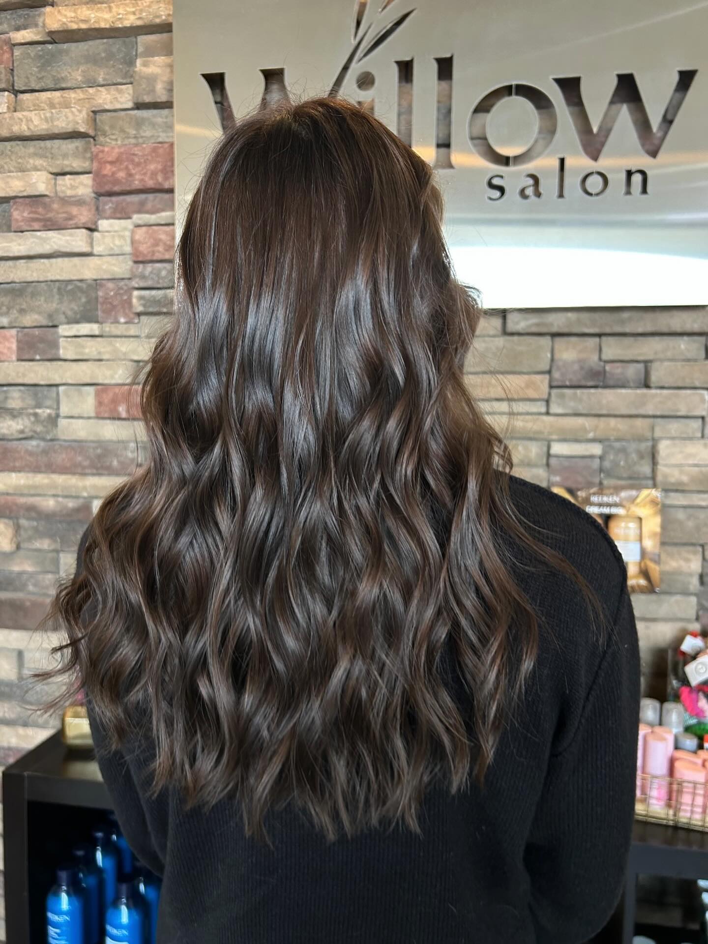 The perfect fall brunette 🐻🤎🤎
Cut + color by @shelbystarbeauty
#willowsalon#fallhair#brunette#minneapolishairstylist#maplegrovesalon