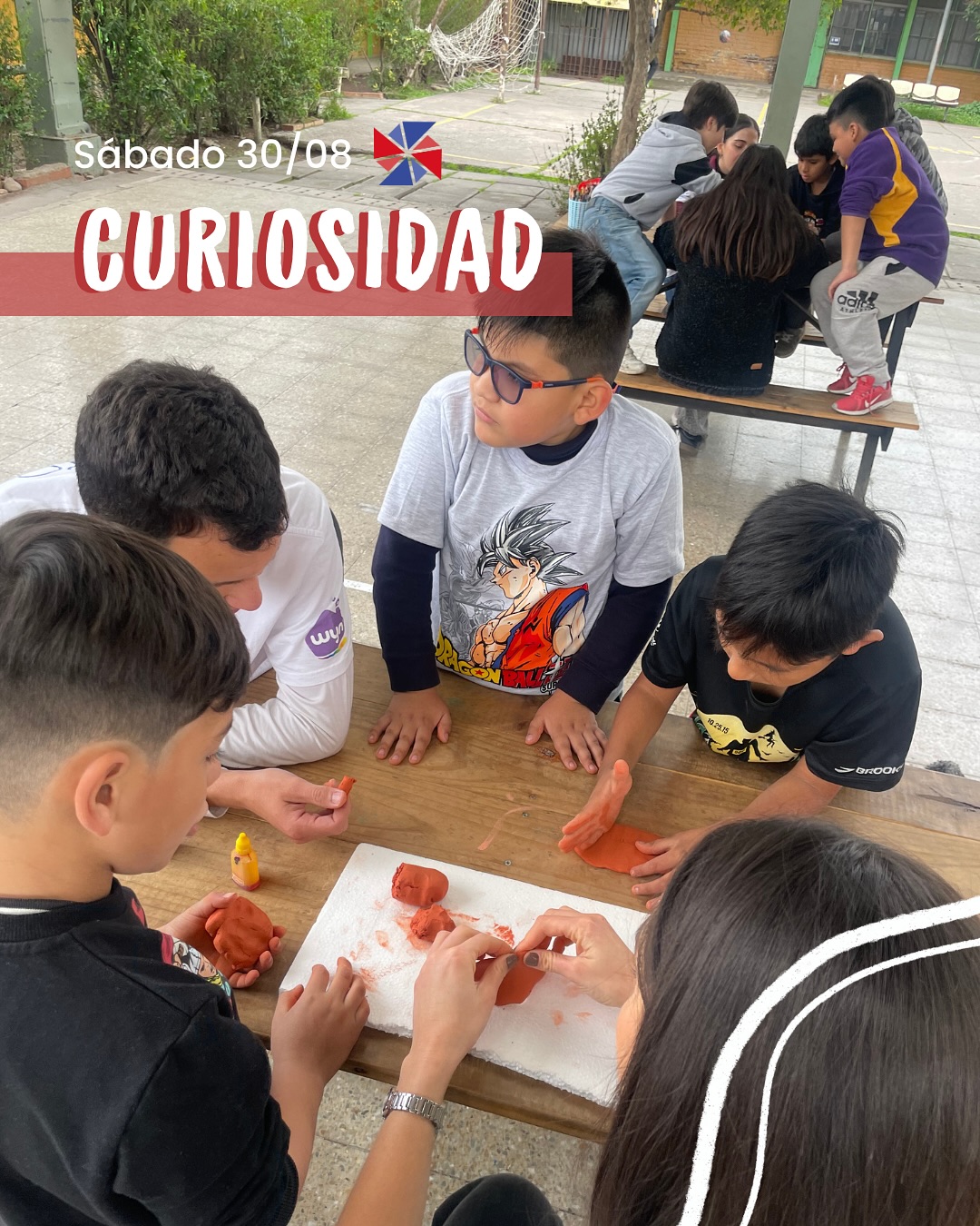 La semana pasada en Educadores trabajamos la curiosidad 🤔 a través de un entretenido experimento! 🌋❤️