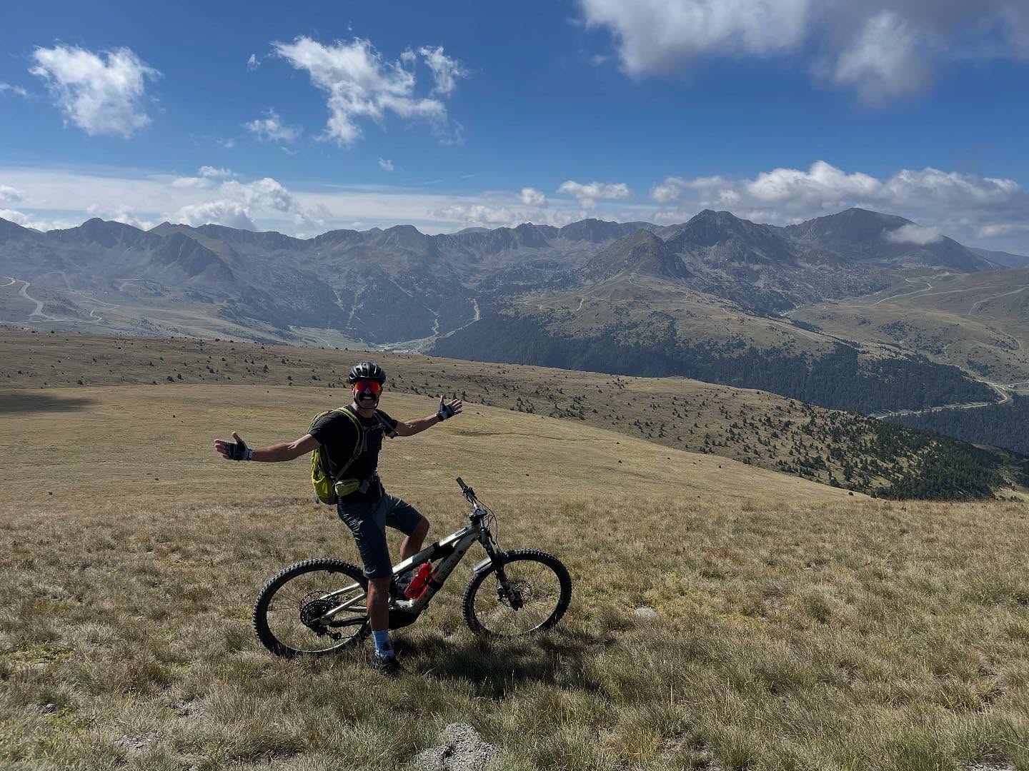 The Kits Energy Season is over but our cycling vacation has just begun. First stop was the insanely steep mountains of Andorra. Many/most of the mountain trails can only be accessed on an E-bike but the views are definitely worth the grind. Thank you @athlexercise for the epic tour. #cyclingvacation #rideabike #mountainviews #epictour #climbamountain