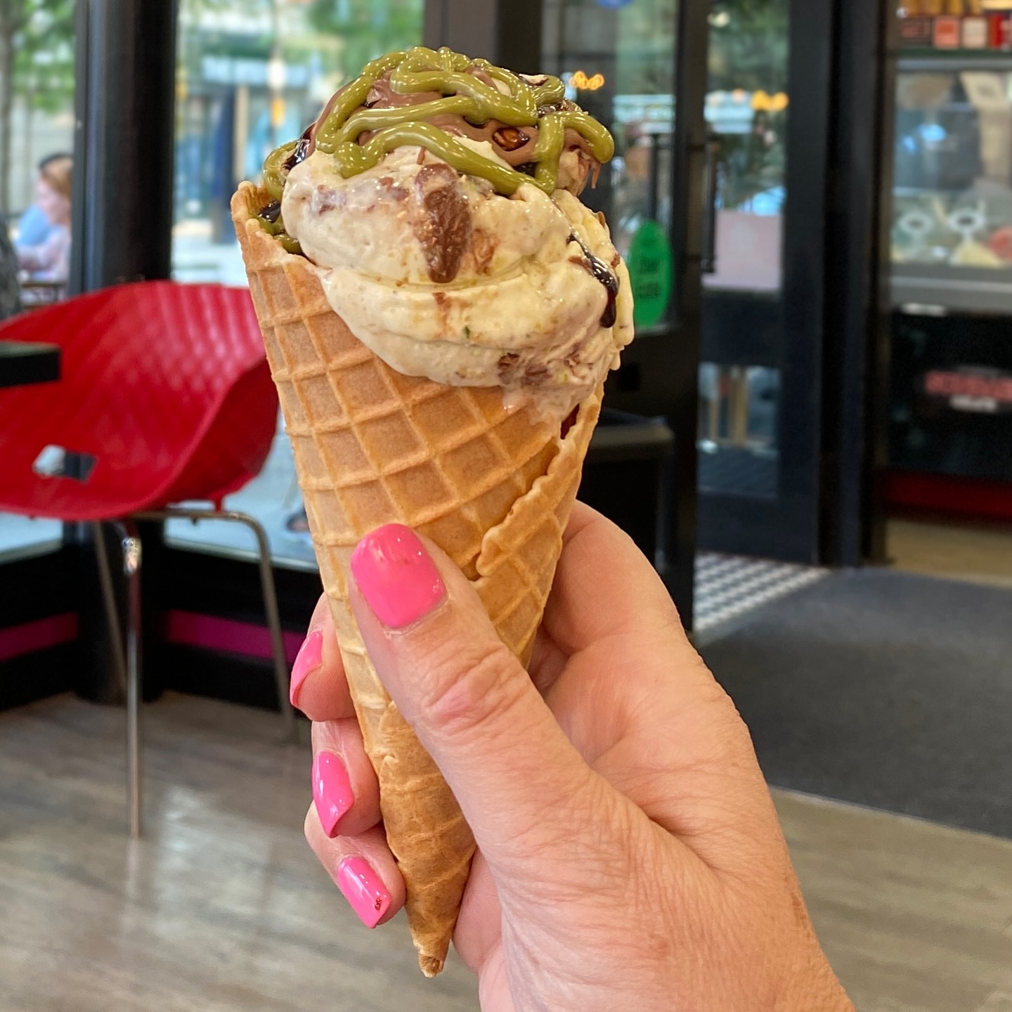 One of the best ways to enjoy the last of the summer weather is sitting outside @bedfordsundaesgelato people watching in the sunshine.☀️
Sundaes make their own gelato in the shop basement! This one is Dubai chocolate with pistachio sauce and melted milk chocolate. It’s the bomb! Treat yourself to an ice cream today and have a lovely Sunday folks! 🍦#boughtinbedford #discoverbtown #bedford