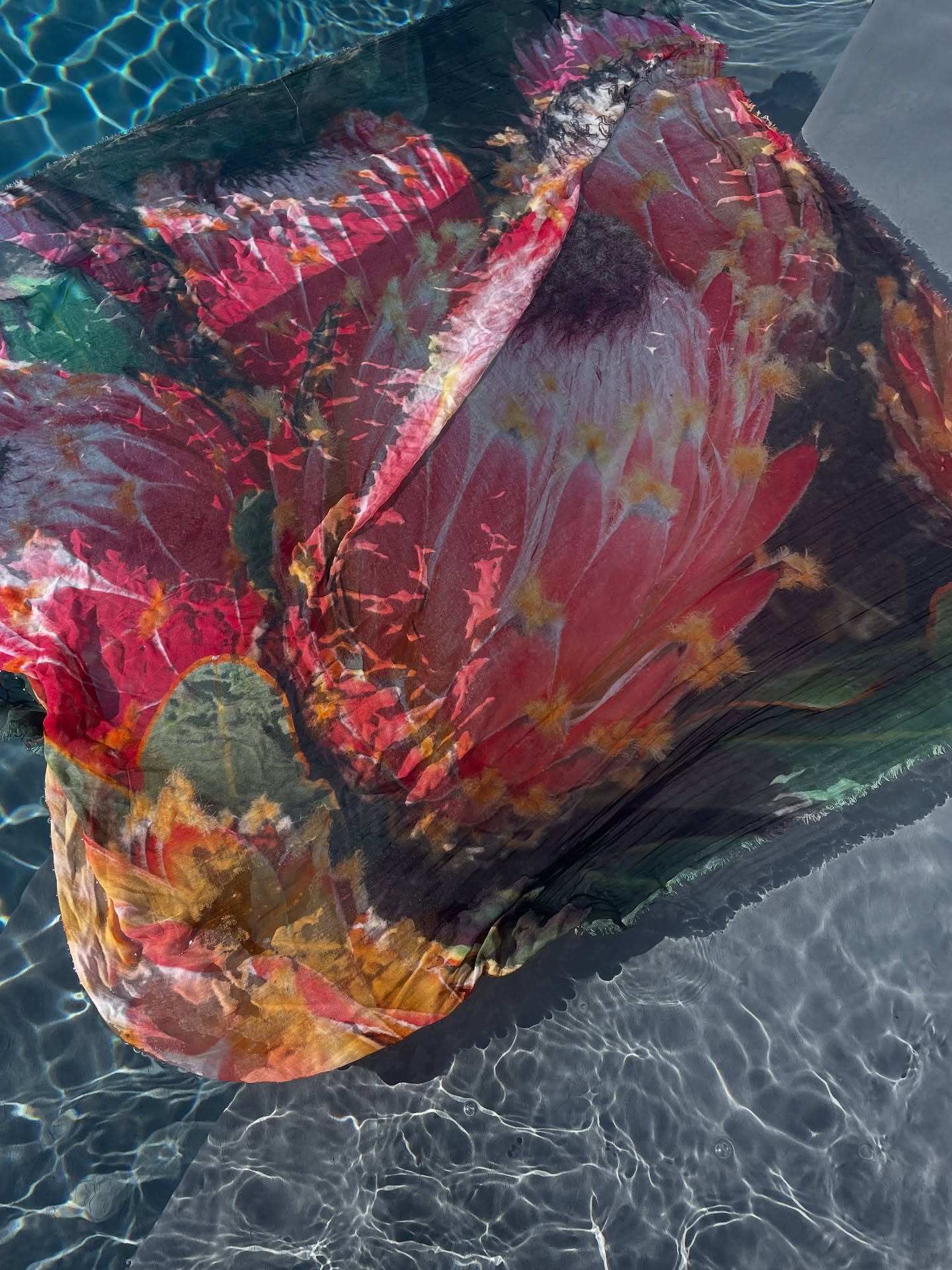 Last Sun
.
.
.
#maxifoulard #sun #madeinitaly #madeincomo #scarf #fashionstyle #moda #followers