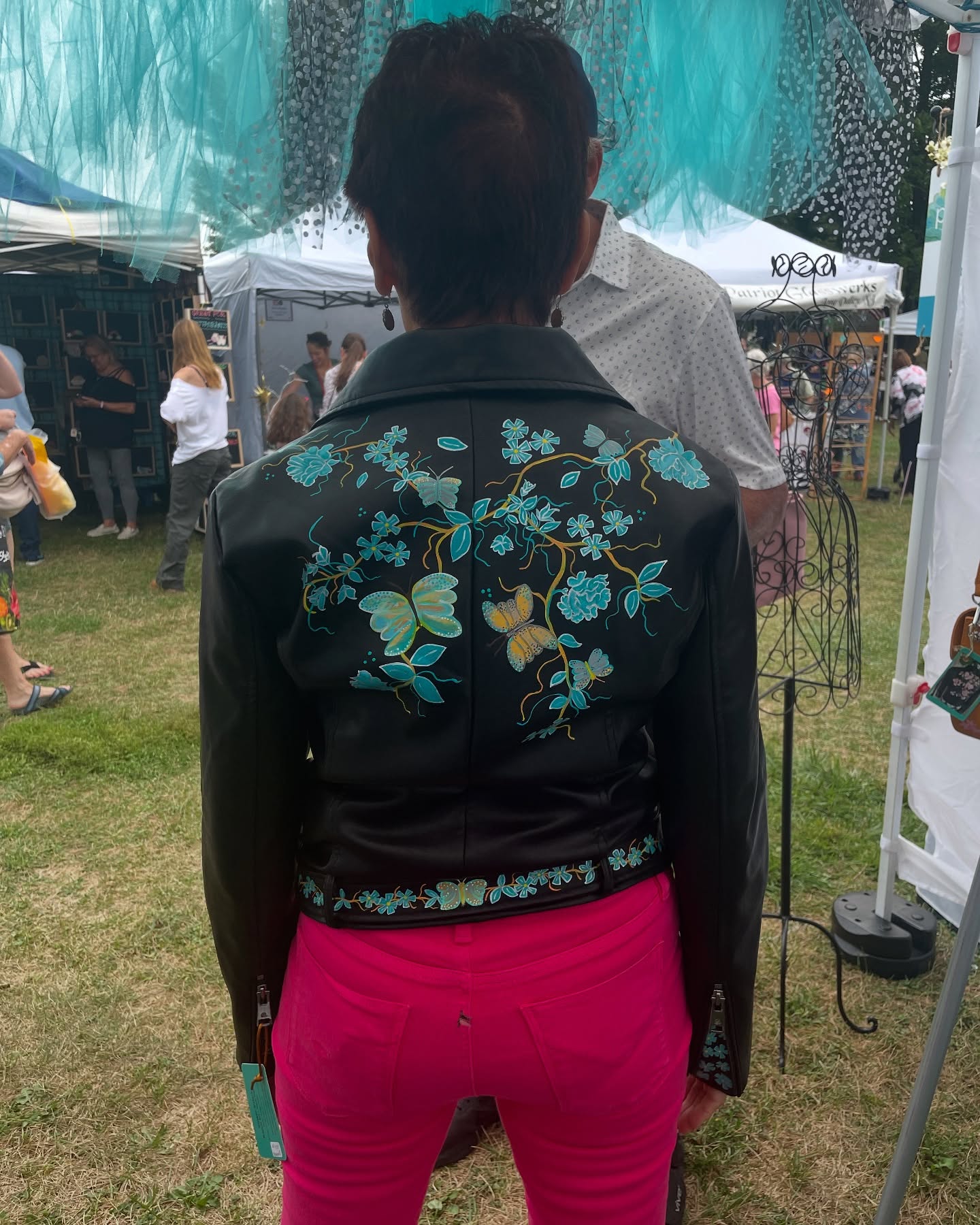 CHESTER NJ FALL CRAFT SHOW Thank you to all the amazing customers and @rosesquared for making this show so fun!! We are open today, Sunday from 10-5.
Hope to see you!!❤️ #rosesquared #ilovechesternj #inspiredbynature #artonleather