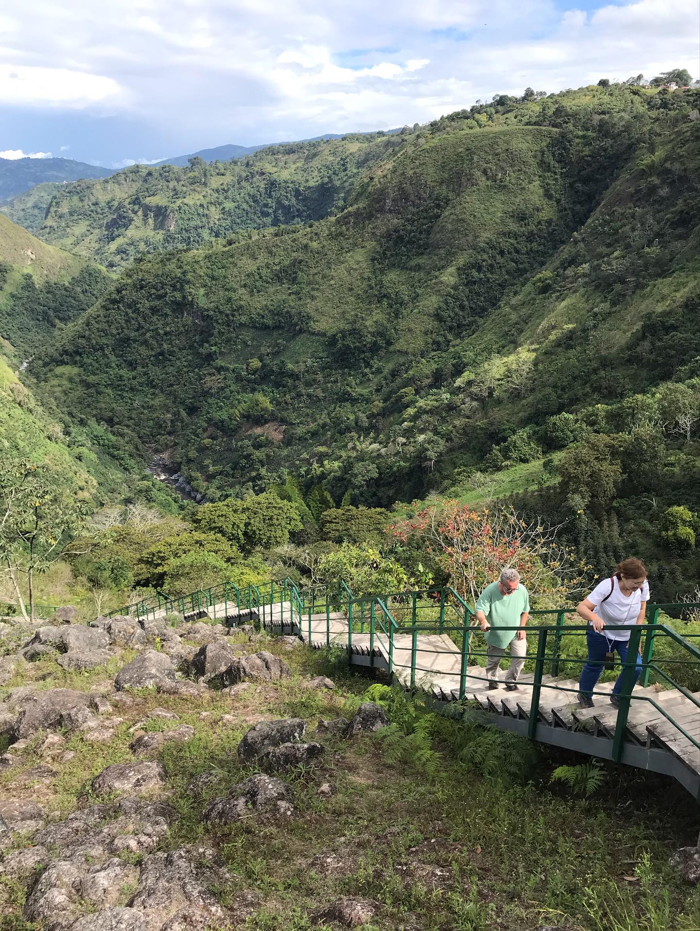 Hiking out of the Magdalena canyon on a trip to San Agustin!
#sanagustincolombia