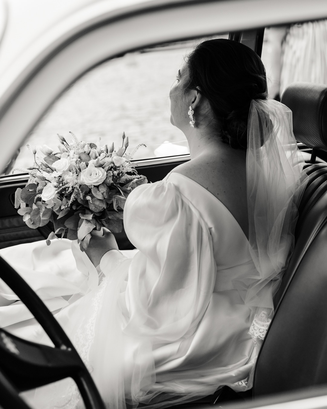 âš SolĂšne & Antoine âš
Un mariage de juillet, sous un ciel nuageux qui a apportĂ© une lumiĂšre douce et Ă©lĂ©gante. Antoine, dâun calme impressionnant, a profitĂ© de chaque instant. Et SolĂšne⊠nous avions partagĂ© quelques soirĂ©es ensemble au lycĂ©e et elle fait partie des toutes premiĂšres personnes Ă ĂȘtre passĂ©es devant mon objectif ! Alors la retrouver 15 ans plus tard, radieuse en robe de mariĂ©e, mâa fait un drĂŽle dâeffet đ„° Et croiser Ă nouveau des visages connus a rendu la journĂ©e encore plus spĂ©ciale.
La cĂ©rĂ©monie sâest dĂ©roulĂ©e Ă Senlis, ma ville de cĆur, lĂ oĂč jâai grandi et oĂč beaucoup de choses ont commencĂ© pour moi. Immortaliser leur union dans ce cadre chargĂ© de souvenirs a eu une rĂ©sonance toute particuliĂšre !
Et pour la suite, quel bonheur de retrouver le magnifique ChĂąteau de Verderonne, un de mes lieux coup de cĆur depuis des annĂ©es. Son jardin fleuri, sa serre incroyable, son charme intemporel⊠à chaque fois, je suis Ă©merveillĂ©e đž
đ Si vous vous mariez en 2026, câest le moment de penser Ă vos souvenirs ! DĂ©jĂ 9 dates de rĂ©servĂ©es pour lâannĂ©e prochaine alors, ne tardez pas Ă mâĂ©crire đ
âââ
#melanievauryphotographe #photographemariageoise #photographemariagesenlis #chateaudeverderonne #futursmaries2026 #futuremariee2026