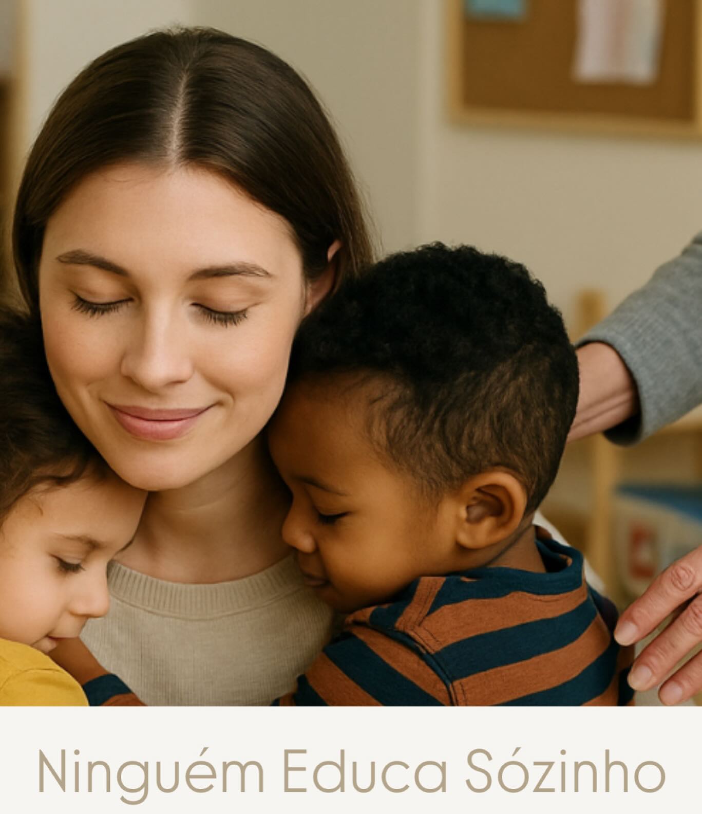 Ninguém educa sozinha.
O mundo ensinou-te a competir.
Mas cuidar… pede outra coisa.
Vivemos na era das soluções rápidas.
Mas, mesmo com tanta informação, ainda nos sentimos sozinhas.
Despreparadas.
Com medo de errar.
Porque nenhuma teoria ou máquina substitui o essencial:
– a prática vivida
– o olhar atento
– a presença de quem já passou pelo caminho
Antes, um mestre guiava um aprendiz.
Hoje, cada um tenta sobreviver sozinho.
Até na educação.
Formamos profissionais com teoria.
E deixamos que “aprendam no trabalho”.
Mas quando se trata de crianças,
isso é um risco que não podemos correr.
Cuidar e educar são relação.
E ninguém deveria ter que aprender a cuidar sozinha.
Relação exige prática.
Prática exige rede.
Pensamos em nós.
Somos educadoras.
Formadoras.
Criadoras de conteúdo.
E, sem planear… também empresárias.
Não por escolha estratégica.
Mas porque o caminho nos pediu tudo isso.
Fomos aprendendo a cuidar… tentando não falhar.
Fomos ensinando… enquanto ainda aprendíamos.
E só conseguimos continuar porque tivemos a coragem de:
– pedir ajuda
– caminhar acompanhadas
– deixar cair a capa da heroína
Crescer… também é partilhar o peso.
Mas então, por que ainda insistimos em ser heroínas solitárias?
Quando podemos ser rede.
Rede umas para as outras. Uns para os outros.
Quem aprende a pedir ajuda… cuida melhor.
As crianças não aprendem com o que dizemos.
Aprendem com o que fazemos.
Se queremos educar para a paz, precisamos viver a cooperação.
É isso que molda as novas gerações.
E tu?
O que gostavas de ter ouvido no início da tua caminhada?
Partilha connosco.
Porque ninguém educa sozinha.
E juntas… vamos mais longe.
Abraço carinhoso e bom fim de semana!💛