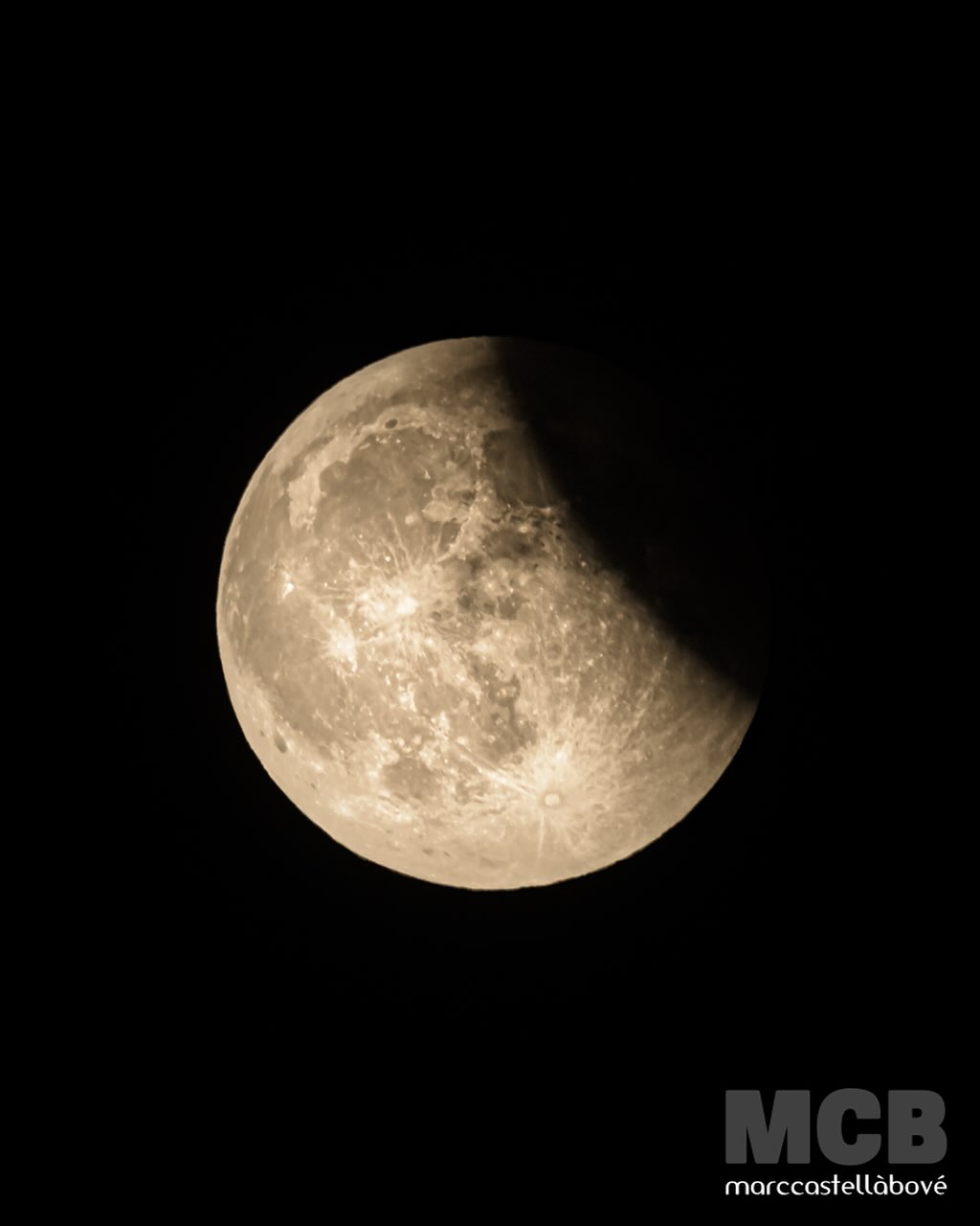 Eclipsada.
…
#Cervera #Segarra #llunadesang #lluna #llunaplena #celscatalans #astrophoto #luna #lunallena #bloodmoon #moonphotography #lunarphotography #eclipse #lunareclipse #moonlovers #nightphotography #eclipsada #astrophotography #moonmagic #moonshot #moon #skywatcher #nightsky #naturephotography #celestial #stargazing #fullmoon #moongazing #epicshots #ig_nature
…
@meteocat @eltempstv3 @celscatalans @raconsde_cels @moon__photo__graphy @_moon.pics_