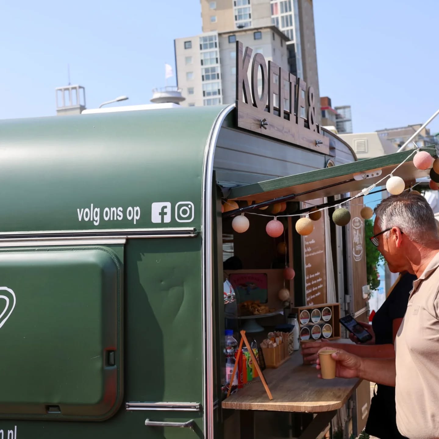 ☕✨ Vandaag zijn we te vinden bij ’t Beest Brult!
Van 14.30 tot 20.00 uur serveren we heerlijke koffie, verse thee en huisgemaakt lekkers. 🍰
Kom gezellig langs, geniet van een warme (of koele 😉) drank en iets zoets erbij. Tot straks!