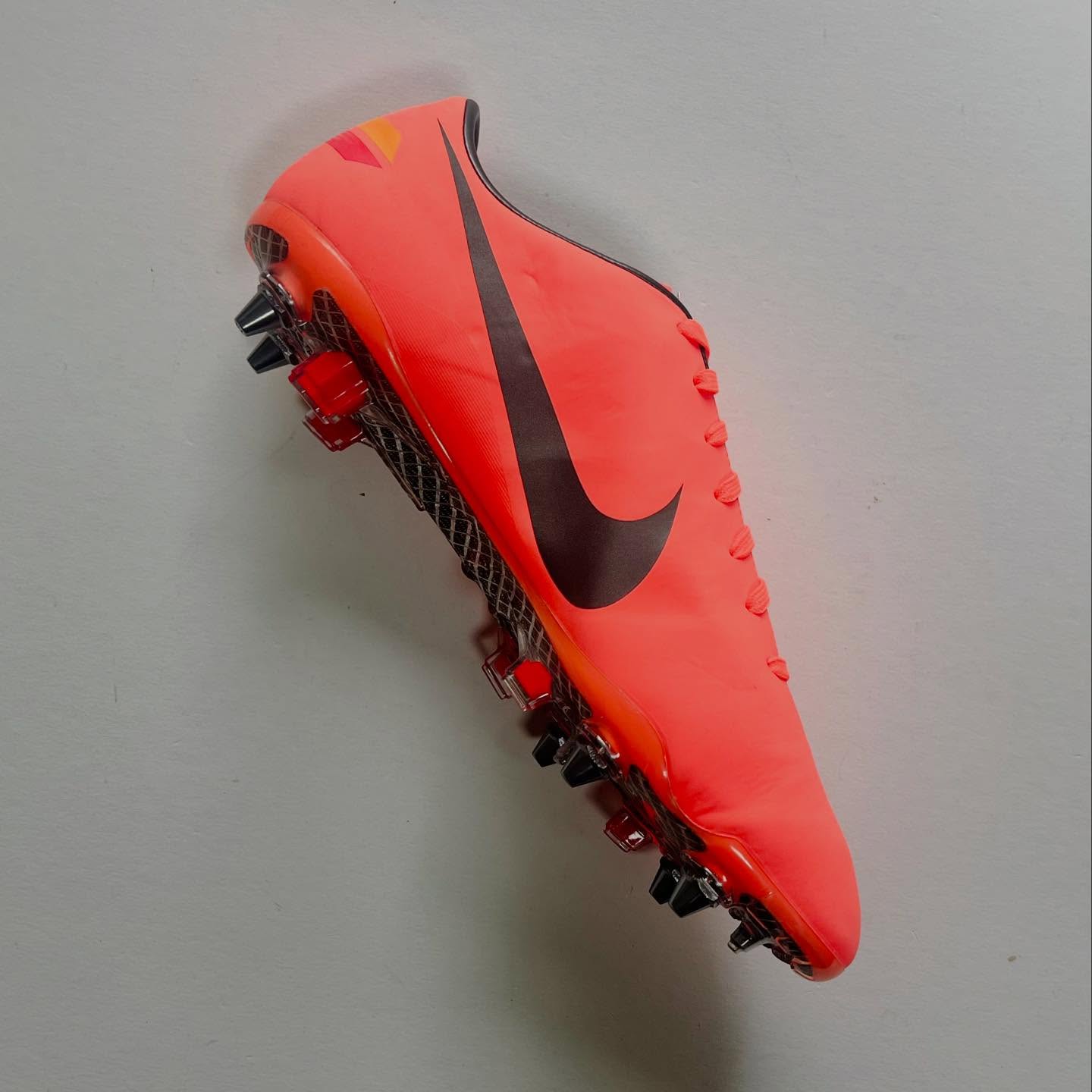 Flashback form, future-level speed.
The Nike Mercurial Vapor VIII SG-Pro in Mango / Dark Grey blends retro style with modern innovation. With its ultra-thin synthetic upper and Tepex glass-fibre soleplate — weighing just 216g — it embodies the purest expression of what a Mercurial can be.
No Flywire. No carbon. Just minimalist engineering designed to put next-to-nothing between you and the ball .
Available now on our site — perfect for players chasing lightning bursts and collectors who value bold heritage.
#MercurialVaporVIII #MangoGrey #SGPro #LightweightBoots #NikeMercurial #RareBoots #BootCollectors #SpeedBoots #BootsFinder #drogba #ibrahimović