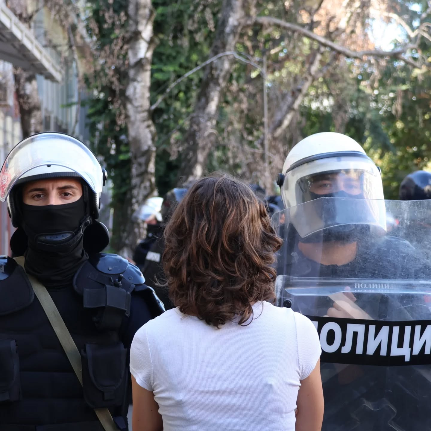 S jedne strane mrak s druge "No pasarán"
Kad sam bio mali voleo sam, kao i većina dece, kaubojske filmove naravno. Među mnogim kontraintuitivnim idejama (da su indijanci po default-u negativci), kaubojski filmovi usađivali su nam i neke vrlo intuitivne ideje o dobru i zlu.
Dobar je bio šerif koji se sa značkom šetao slobodno i ponosno gradom, loš je bio bandit koji je krio svoje lice iza marame. Krio se da ga ne prepozna šerif, građani, svako pošten. Krio se jer radi nešto loše, što ne sme da se radi.
To je nekako bilo jasno bez pojašnjenja.
Danas na ulice policija izlazi maskirana. Zašto ako sve rade po zakonu i u službi svojih građana? Zašto bi se čovek u uniformi, iza koga stoji država, plašio da pokaže svoje lice?
Istina, u borbi protiv organizivanog kriminala neke policijske jedinice, širom planete, standardno nose maske. Ali niti je ovo borba protiv mafije, niti su favele.
Policija nosi maske jer na taj način može slobodno da sprovodi represiju, odnosno da nas bije i maltretira, a da za to ne snosi krivične posledice.
A neke je možda i sramota, ko zna...
Dok sam stajao ispred jednog žandrma na prošlom protestu na kojem je, ruku na srce, bilo skromno batina, pitao sam ga da li zna da njegove komšije znaju ko je?
Jer mi ovde ne znamo, ne vidimo ko je od maske, ali njegove komšije znaju da je u žandrmeriji, znaju ko je i znaju šta čini tu na protestima.
Te komšije nikad verovatno mu to neće reći u lice. Strah je isuviše veliki za većinu. Ali, znaju...
#protest #repression #studentprotests #serbiaprotest