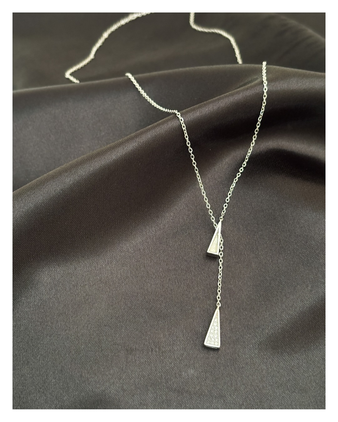
A Little Luxury, Seamlessly Yours.
item:Product necklace No.003
全長:47cm
Material:#silver925
online shop:@feln.tokyo
#felntokyo
#silveraccessory
#minimal
#simplecode