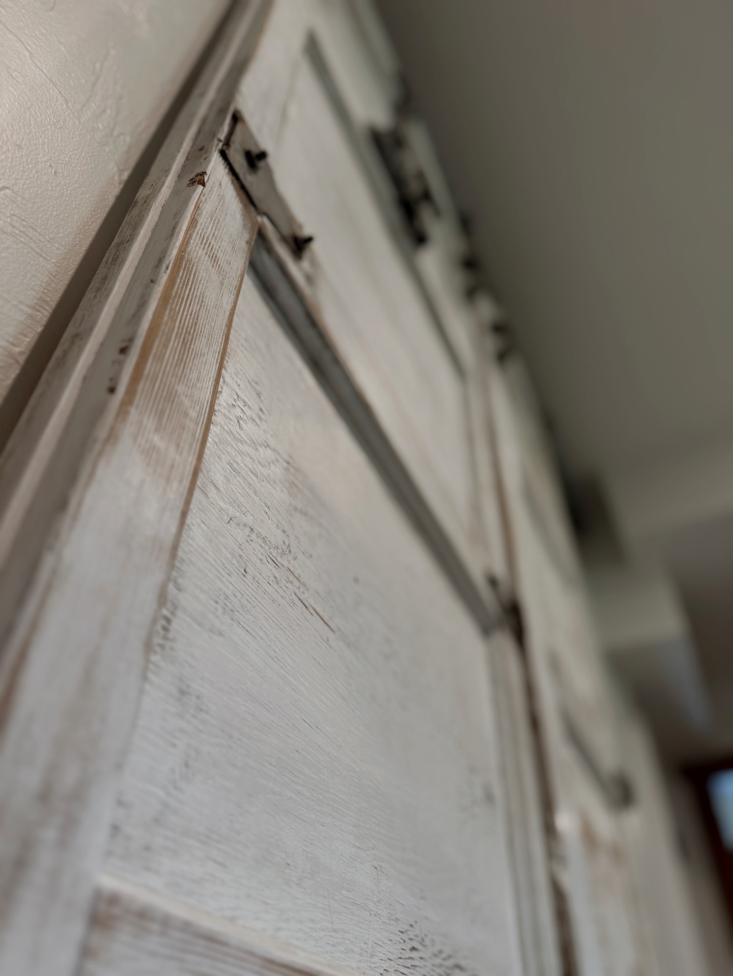 TUESDAY TREASURE//garage door panels.
A new chapter for these doors. Originally purchased years ago, our client held onto these garage panels knowing they’d one day serve a new purpose. Today, they’ve been beautifully reimagined. Proof that timeless pieces are always worth the wait.
Have you ever held onto something, knowing it would have it’s proper moment one day?
Treasure source: @406designsgoods
#1889designs | #upcycle #repurpose #barndoors #slidingdoor