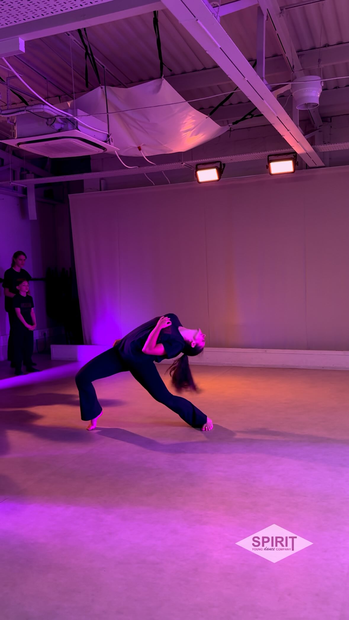 The wonderful Marta in class with @ljayhalliday during our studio showcase ✨
•
•
#spiritydc #dance #training #londondance #TeamSpirit #danceteam #dancecompany #dancecompetition #competitivedance
#lovedance #london #jazz #lyrical #commerical