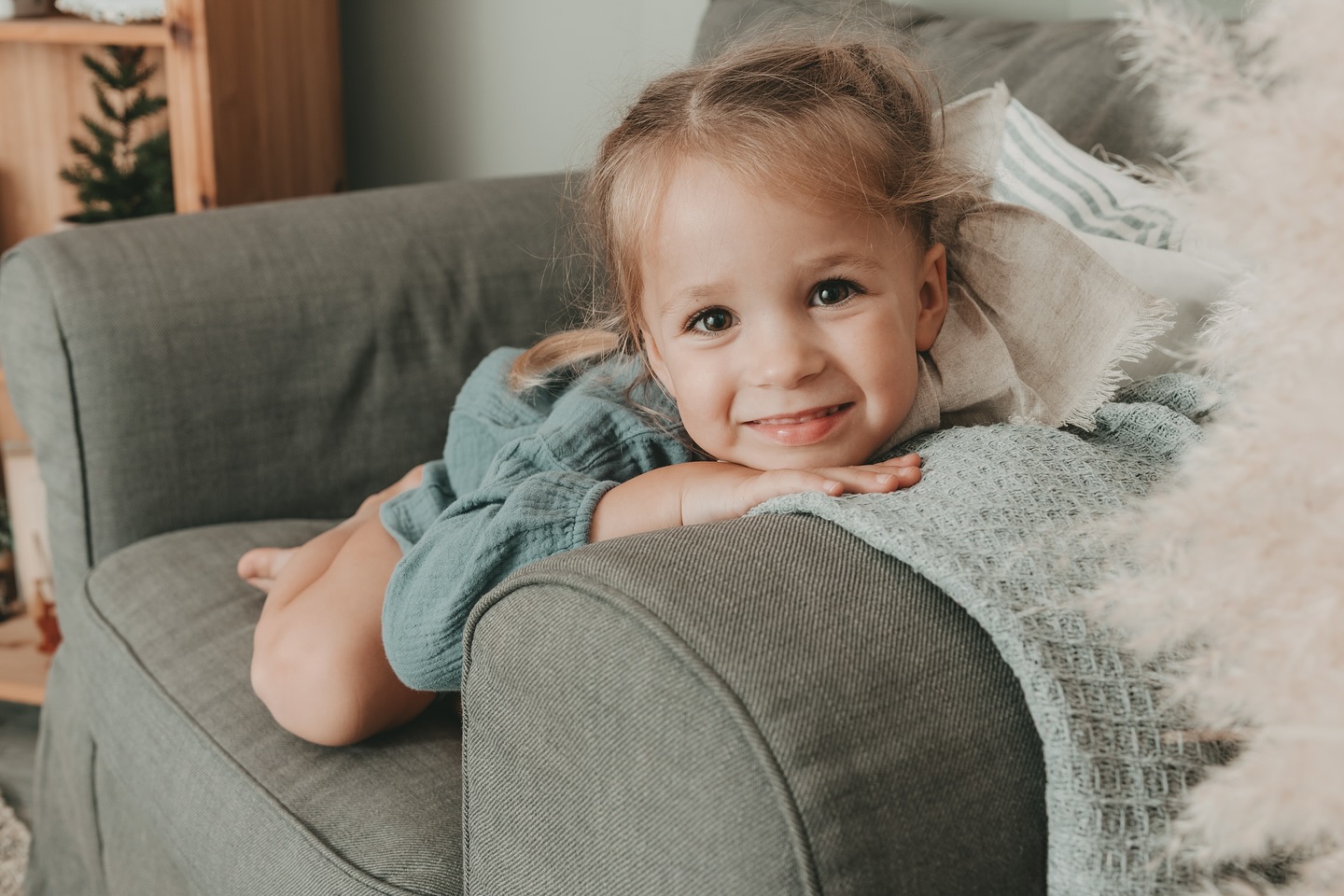 Willkommen in der Weihnachtsstube – wo Kinderaugen heller strahlen als alle Lichter am Baum. 🌟 #fotografineschweiler #weihnachtsshootingeschweiler #familienfotografieeschweiler #xmas #xmasminis #eschweiler #aachen #düren #alsdorf #stolberg