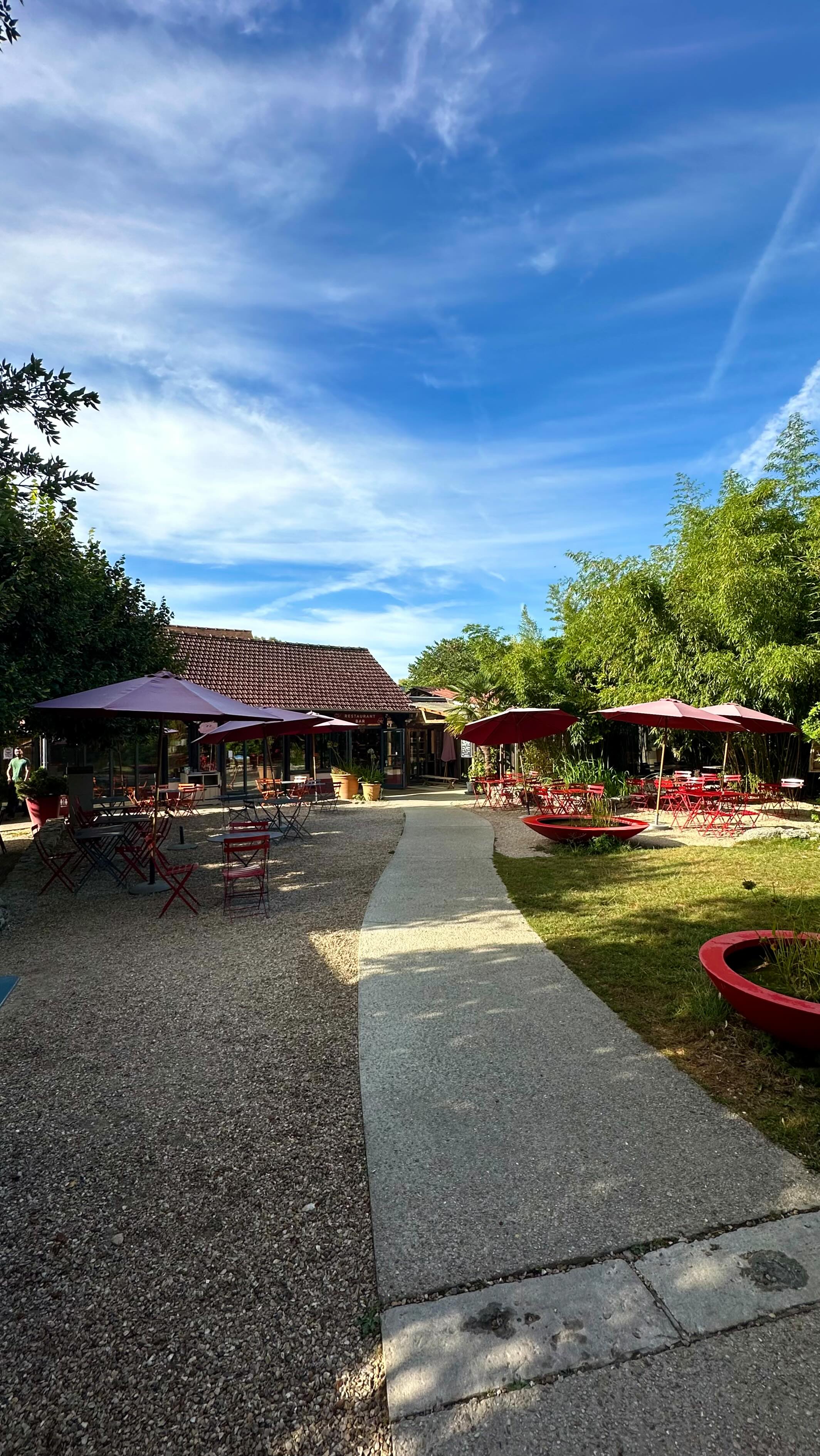 Septembre 🧡
Il nous reste encore 2 mois ensemble pour profiter de Giverny 🥹
Passez nous voir au coffee shop et au restaurant, on ouvre tous les jours de 10h à 18h ☕️
#giverny #normandie #givernyfrance #normandietourisme #givernymonet #eure #normandiemylove #givernygarden #givernygardens