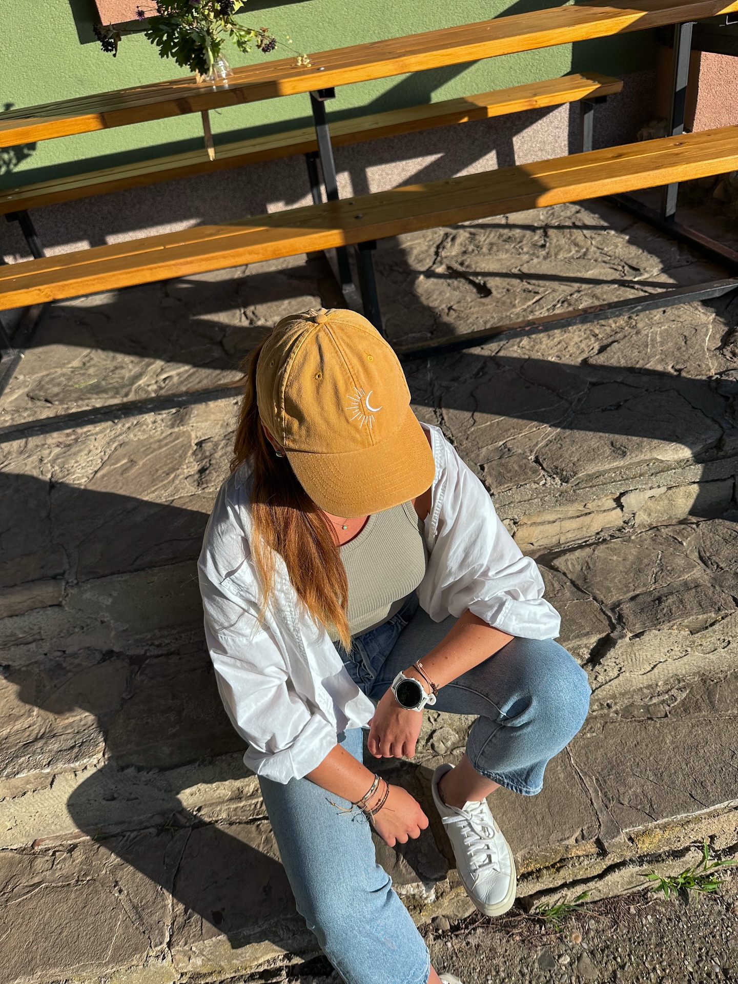 Zářijové slunečné dny si žádají styl 🌞
Naše vintage kšiltovka Moon Touch v barvě mustard je ideálním doplňkem pro slunečné počasí. Její jedinečný design a hořčičková barva dodají vašemu outfitu šmrnc. A věděli jste, že hořčičková barva symbolizuje optimismus?
Užívejte si krásné dny naplno! ♡
#moontouchmatty