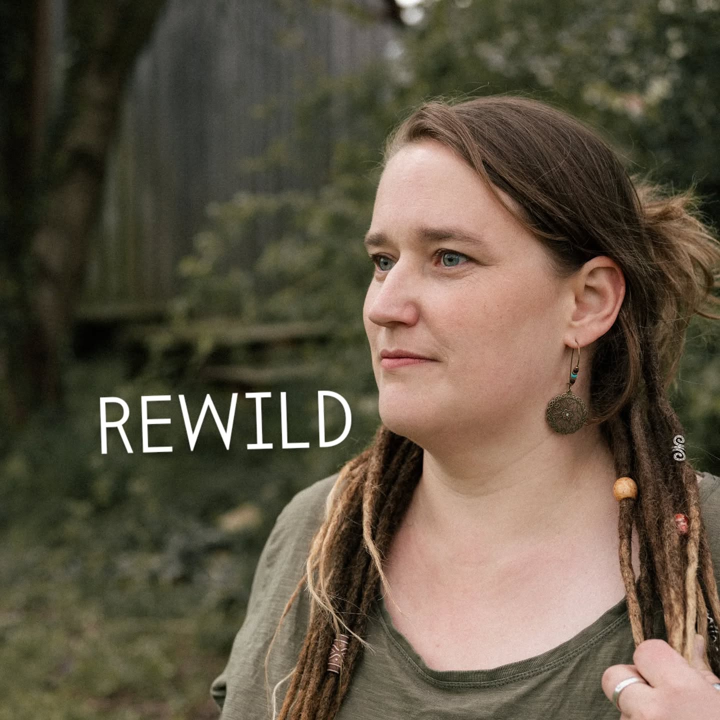 REWILD
Rückkehr zum Ursprünglichen.
Rückbesinnung auf frühere Werte.
Erinnern an die Magie
Verschmelzung mit der heutigen Zeit
mit modernen Errungenschaften, Privilegien und Möglichkeiten.
Heute können wir so frei wie vermutlich noch nie über unseren Lebensstil entscheiden.
Spiritualität, innere Arbeit und Magie können aus dem verborgen befreit werden.
Ich bin dankbar in der modernen Welt von heut, mit ihren unendlichen Möglichkeiten zu sein und hier wählen zu können mit dem Zauber alter Zeiten zu leben.
Naturverbundenheit,
Jahreskreiszyklen und Intuition, Körperweisheit und Epigenetik.
So viel ursprüngliches ist Teil meines Lebens - ohne das mein Leben daran hängt.
Die Menschheit hat sich verrannt in Technologie, Wirtschaftlichkeit und Patriachat. Das was früher unser Miteinander auswachte ging verloren.
Viele Erfindungen und Systeme würde es vielleicht nicht geben, da sie aber da sind sollten wir sie mit Menschlichkeit füllen.
Ich sehe wie sehr meine Kinder alte Rituale und Geschichten lieben, es steckt noch in uns, wir dürfen uns erinnern und damit die Gegenwart gestalten.
Es wird Zeit das wir die Evolution neu kreieren.
Wie schön ist es doch das in der heutigen Zeit die moderne Welt mit den alten Zeiten verschwimmen können!
Das ist für mich Rewilding!
Ich glaube Rewilding ist das beste was der Menscheit und unserer Erde passieren kann.
Rewild für die Zukunft unserer Kinder,
für uns ♡
📷 @sophiafriedrich_