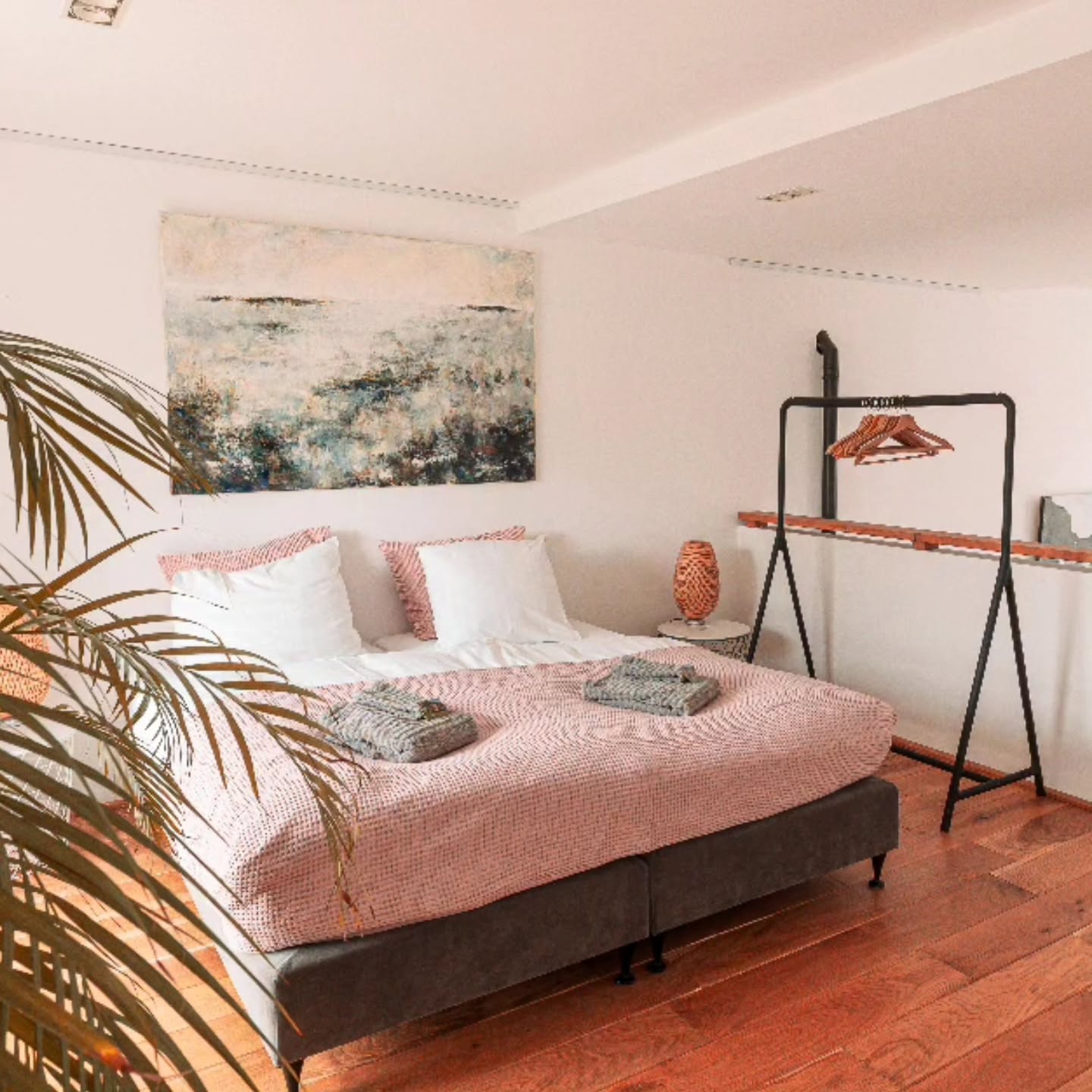 Discover Loft Lavande: Space, Peace & Style
Enjoy a unique stay at Loft Lavande, a modern and bright loft for 1–6 people. With a fully equipped kitchen, comfortable sleeping accommodations, and stunning views of the castle and the green surroundings, this is the perfect place for a relaxing holiday with your partner, family, or friends.
Curious about all the possibilities?
👉 Visit our website (link in bio) for more information and book your unforgettable stay now!
#loft #voerstreek #millefleursapartments
#whataview #beautifullandscape #naturelover #nature #voeren #limburg #wandelen #hiking #appartementrent #vakantiehuis #vacation #rent #apartment #rentapartment #vlaanderenvakantieland #ilovelimburg #vakantieineigenland #sintpietersvoeren #altijdlimburg #belgium #visitlimburg #wanderlust #fonteinwandeling #wandelenparadijs