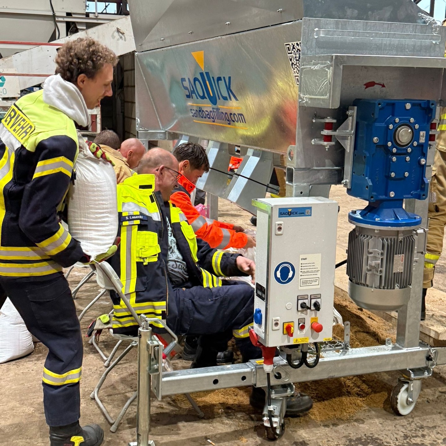 🌧️ Feuerwehren im Unwettereinsatz – "Sandsacknachschub läuft!" 🌊
Aufgrund der anhaltend starken Niederschläge im gesamten Kreisgebiet sind aktuell vielerorts die Feuerwehren im Einsatz – häufig auch, um Sicherungsmaßnahmen an Bachläufen und anderen gefährdeten Bereichen vorzunehmen.
Dabei kommen verstärkt Sandsäcke zum Einsatz. Für den nötigen Nachschub sorgen derzeit Einsatzkräfte der Feuerwehren aus Merzenich und Nörvenich.
Mit Hilfe der neuen Sandsackabfüllanlage des FTZ Kreis Düren können aktuell rund 1.000 Sandsäcke pro Stunde abgefüllt werden.
💪 Ein großes Dankeschön an die Einsatzkräfte und die Fa. A Pütz & Sohn für die Unterstützung! (pb)