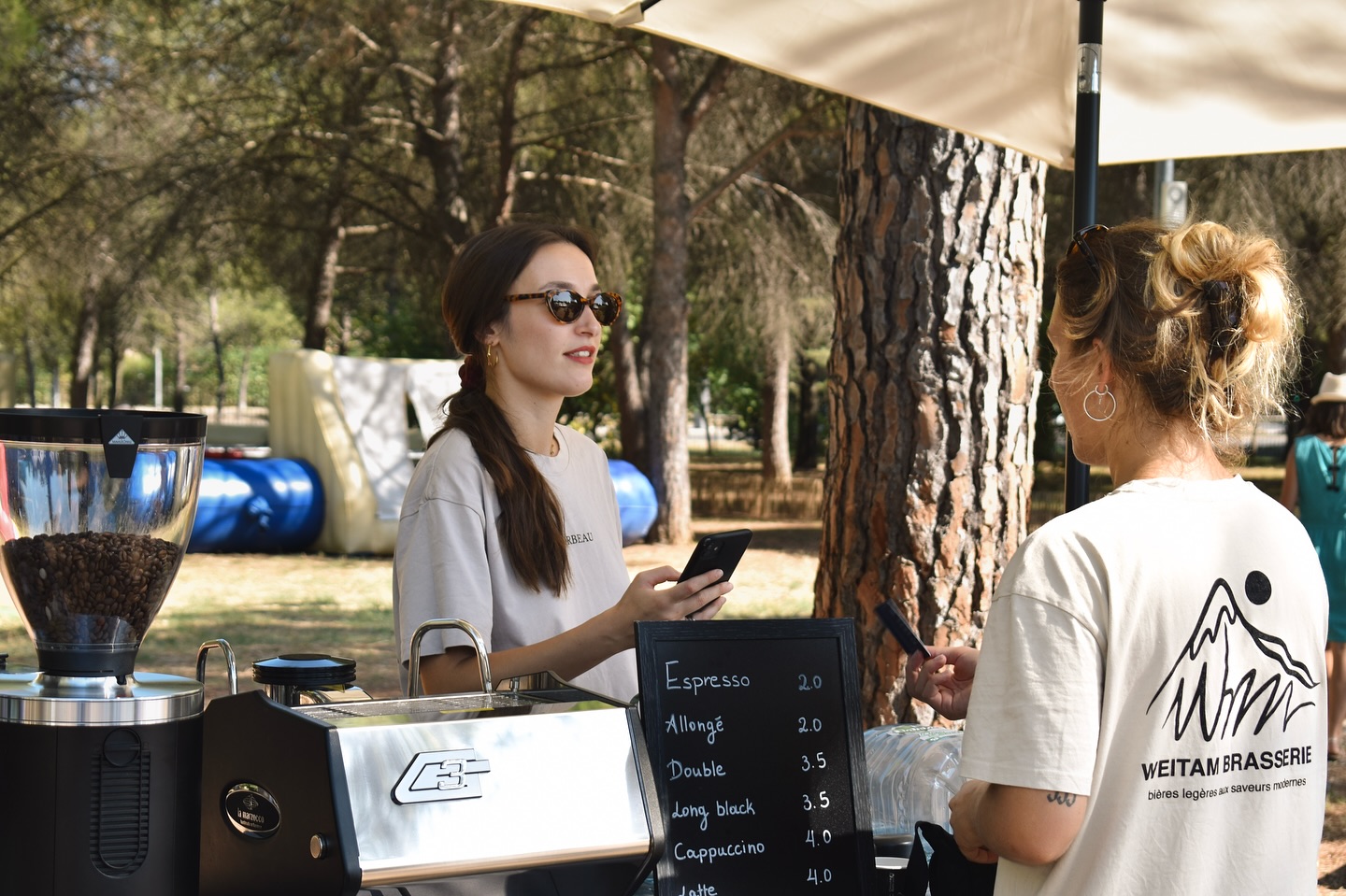 Nous avons eu le plaisir de participer au @beerlovefest ce week-end !
Le bon moment pour nous pour partager notre passion et faire découvrir le café de spécialité à ceux qui ne le connaissent pas encore ☕️
Crédits photo: @_alpha.kappa_
#specialtycoffeeroaster #barista #coffeecart #coffeeevent #montpellierfood #coffeeshop