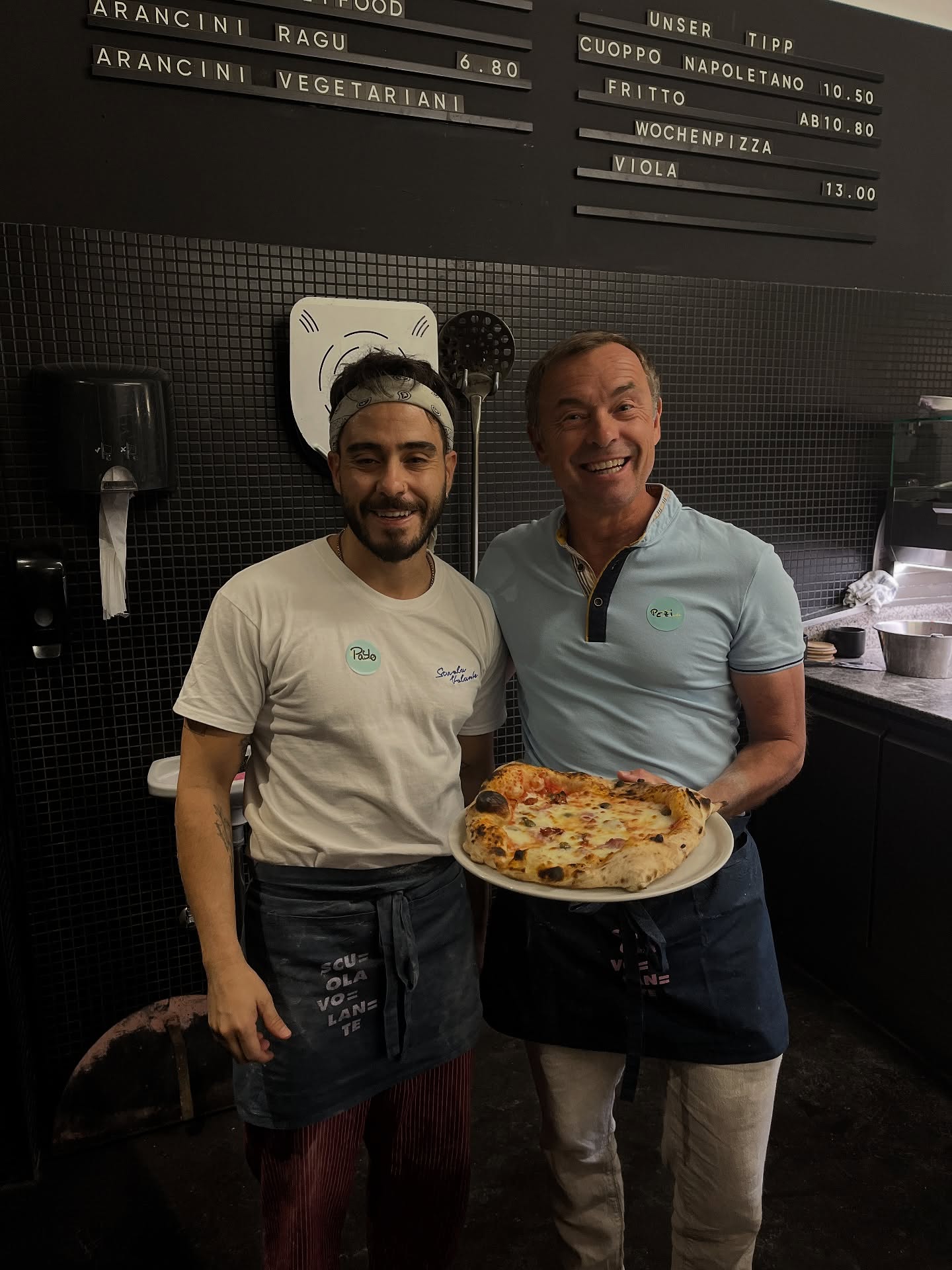 Pezi just made his very first Neapolitan pizza 🍕🔥 Looks like a pro already – fluffy crust, big smile, perfect vibes!
#scuolavolante #pizzaschool #pizza #thepizzaguy #discovolante #prontovolante #wien #vienna #pizzaworkshop #pizzaworkshops #foodie #pizzalovers #cookingschool #pizzatime #pizzaexperience #neapolitanpizza #authenticpizza #homemadepizza #createandbake #fromscratchwithlove