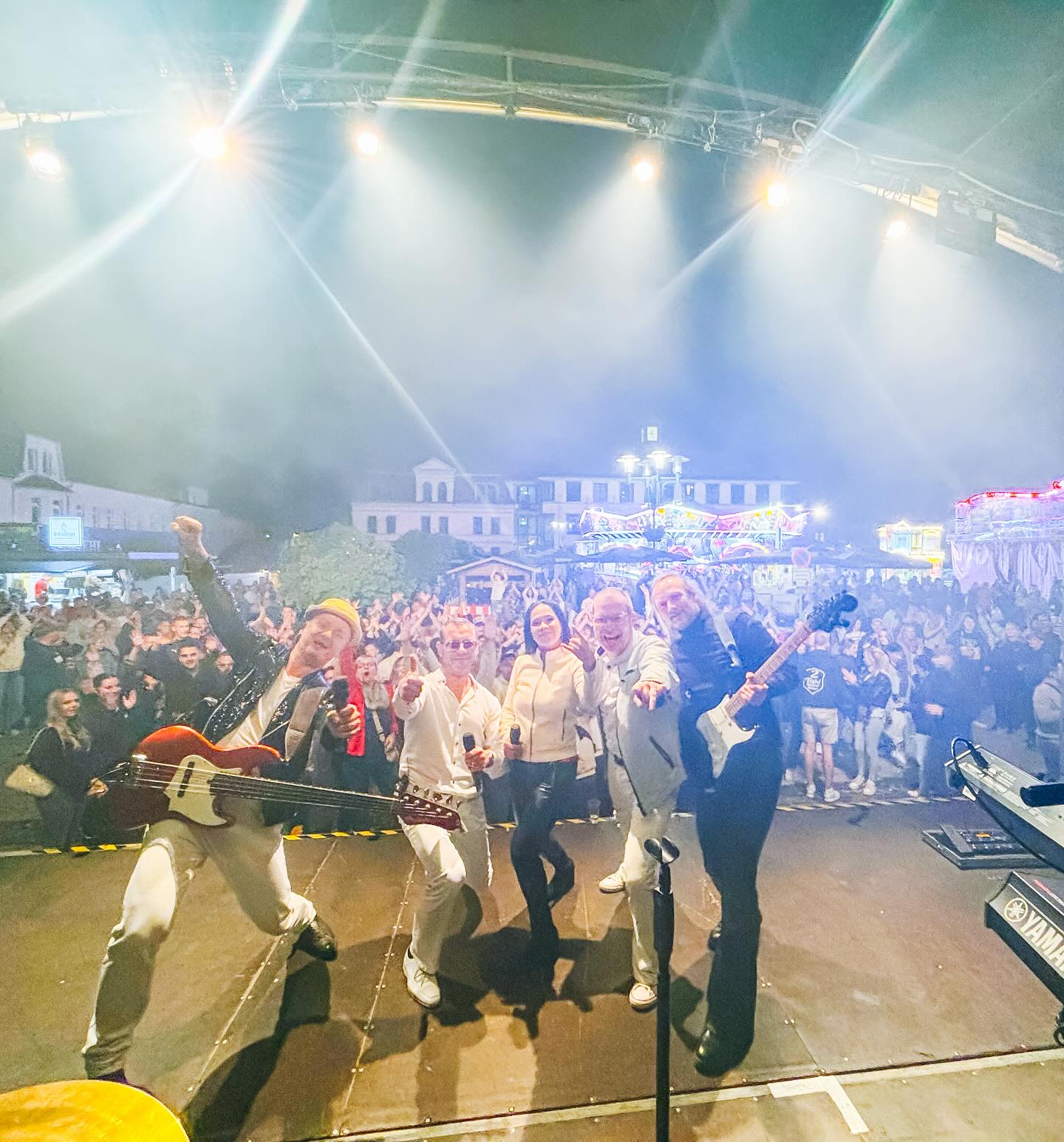 🧨 Wow. Welch unglaubliche 3,5 h Party gestern mit euch beim KARTOFFELFEST in Naunhof!
Danke für den tollen Abend - das Wetter hielt, die Frisur auch und eure Partyhände waren in der Luft! DANKE sagen eure Nightfevers 💜
Danke auch an die Technikcrew und den tollen Sound von @pz_sound 🎶
@stadtverwaltung_naunhof
#NightfeverBandLeipzig #AlltimeDiscoClassics #LiveMusik #Partyband #Galaband #LiveBand #Leipzig #Live #paviinaction