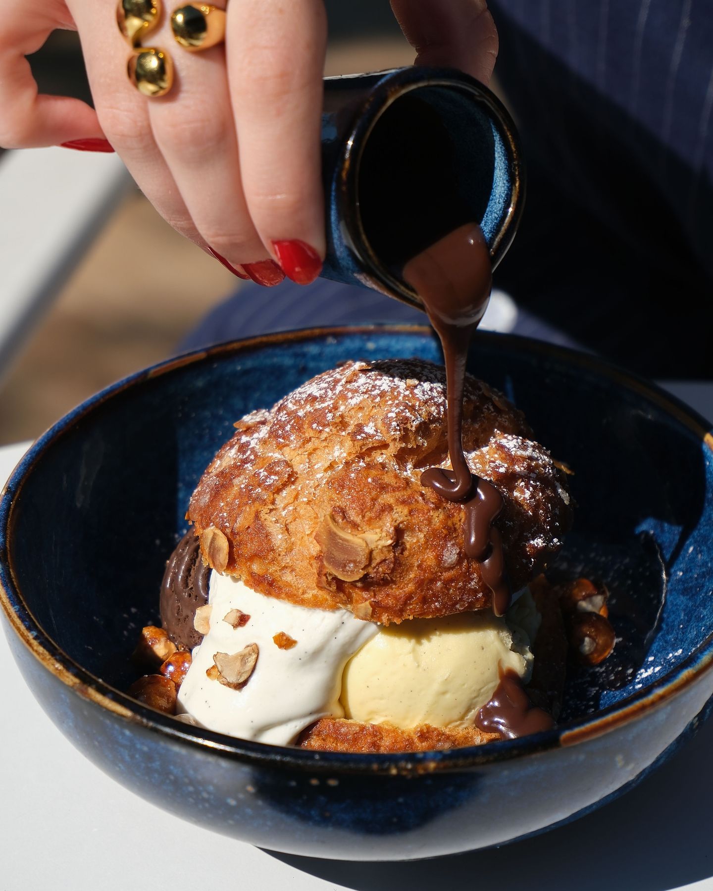 Les profiteroles du Belvédère sont l'équilibre parfait entre fraicheur et gourmandise. Qu'attendez vous pour les (re)découvrir 🥄