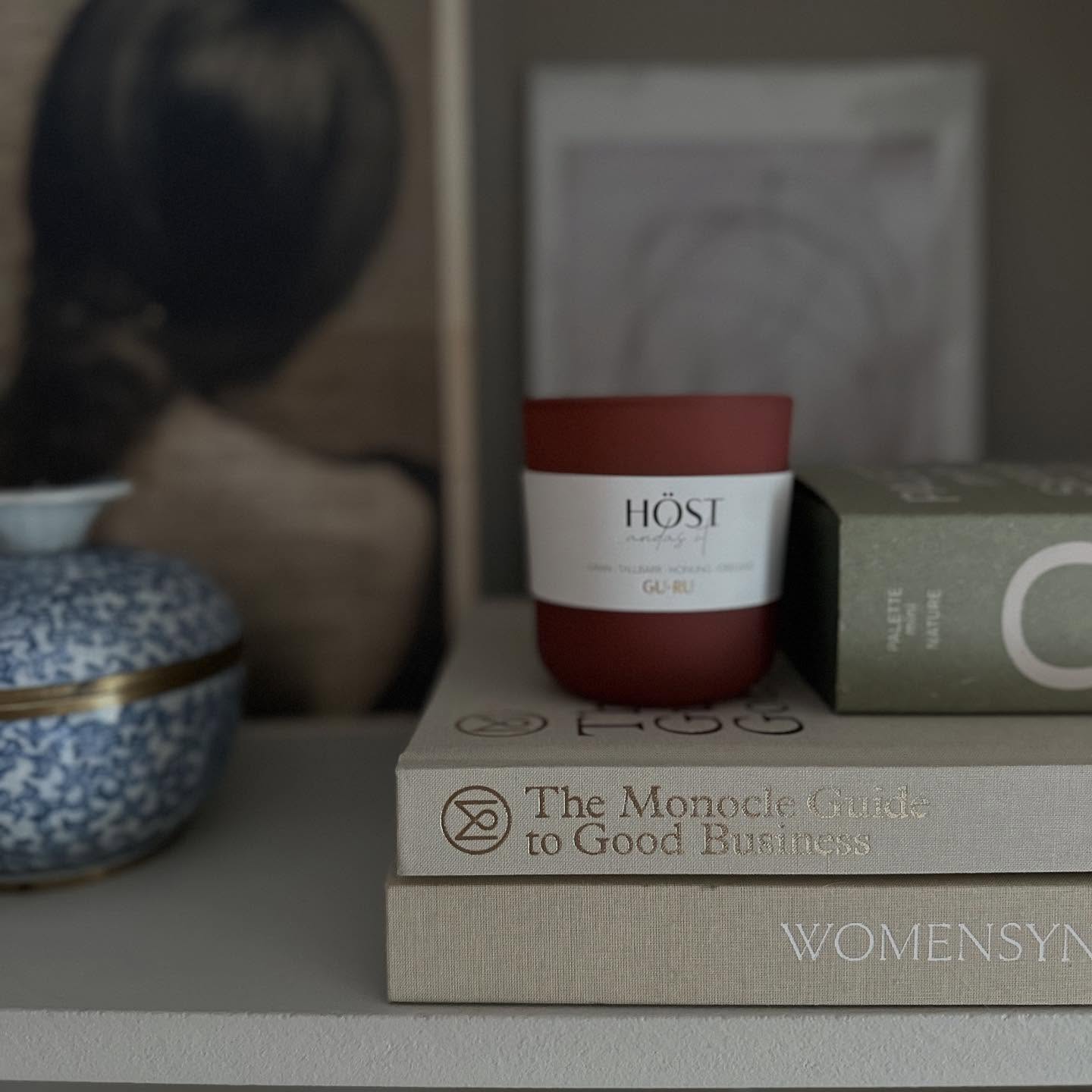 Fredagskänslan infinner sig och med en liten touch av höst, en mysig känsla. Förstärker känslan med tända ljus vid jobbdatorn som får ljusa upp lite. Sitter med moodboards för ett showroom och planerar min tid inför nästa vecka. Nu ska jag ge mig ut i regnet och ut på byggarbetsplats för att kolla väggfärger som målaren provmålat åt mig! Spännande
Ha en ljuvlig fredag 🤎