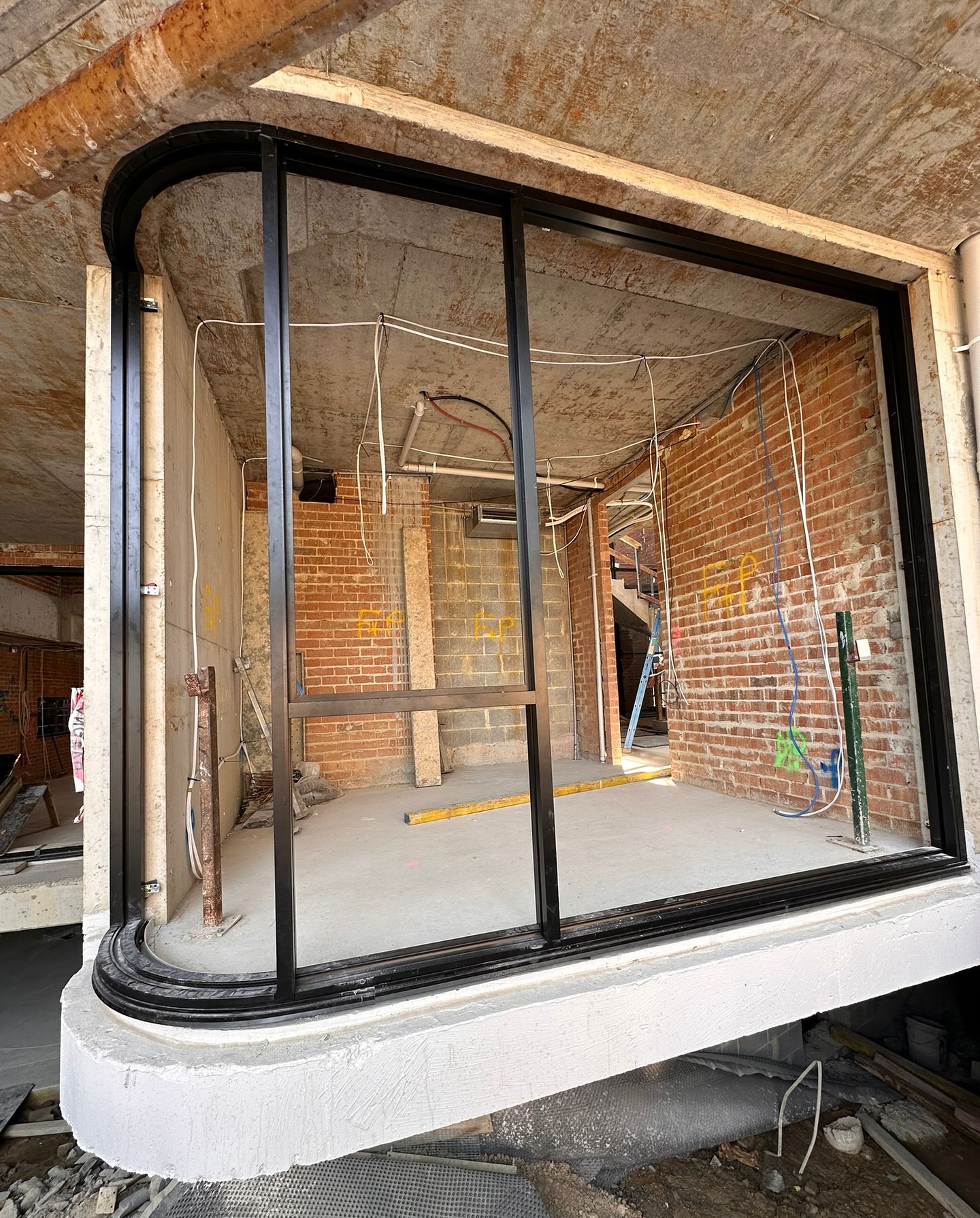 LOVING THE CURVE…
Our team installing custom windows for this new home in Greenwich!
Contractor team today for a FREE QUOTE