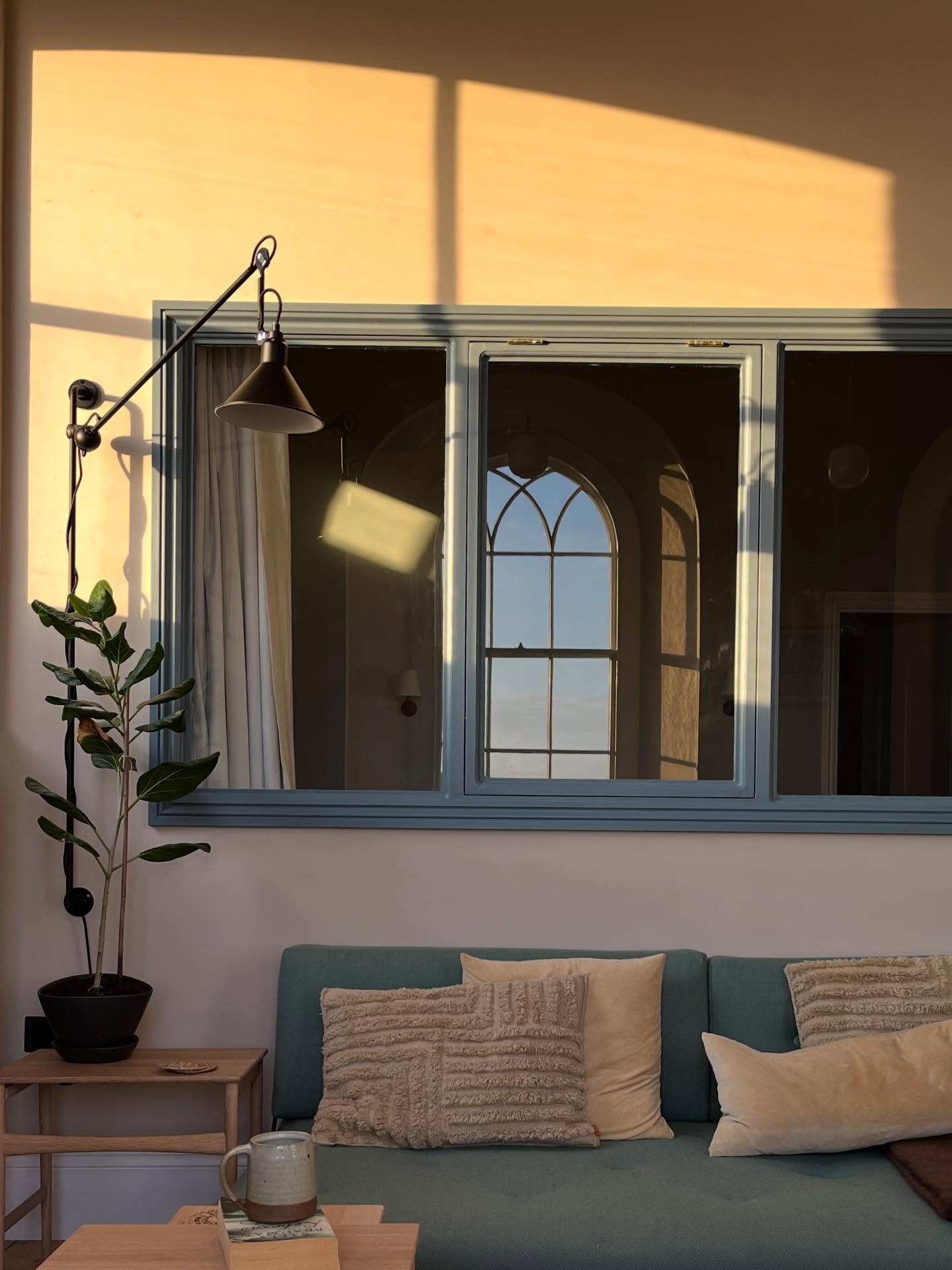 Early morning light in The Bell Tower is the best. #selfcatering #selfcateringcornwall #loftapartment #loftliving #vintageinteriors #sawdaystravel #kiphideaways #thebelltower