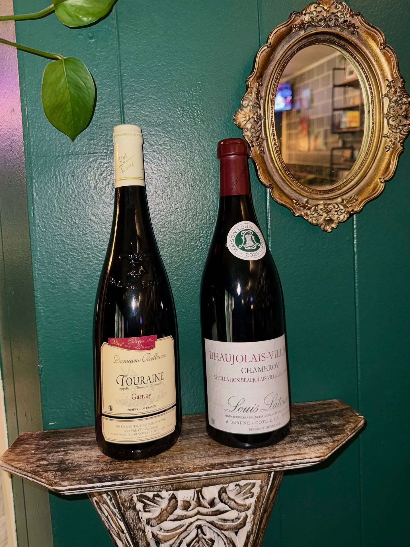 in a✨Gamay mood✨ with our featured wines!💃🏽
✨Domaine Bellevue Touraine Gamay: From the charming Loire Valley, this family-owned estate brings you a light-bodied red that’s fresh and fruity! Expect delightful notes of raspberry, cherry, and blackberry, with a splash of vanilla and leather. It’s the perfect wine for those carefree moments!
✨Louis Latour Beaujolais-Villages Chameroy: Sourced from the vibrant Beaujolais region, this ruby-red beauty is all about fun! With aromas of mocha and violet, and flavors of strawberry, it offers an intense fruity experience with a nice, tannic finish. This wine is your go-to for lively gatherings!