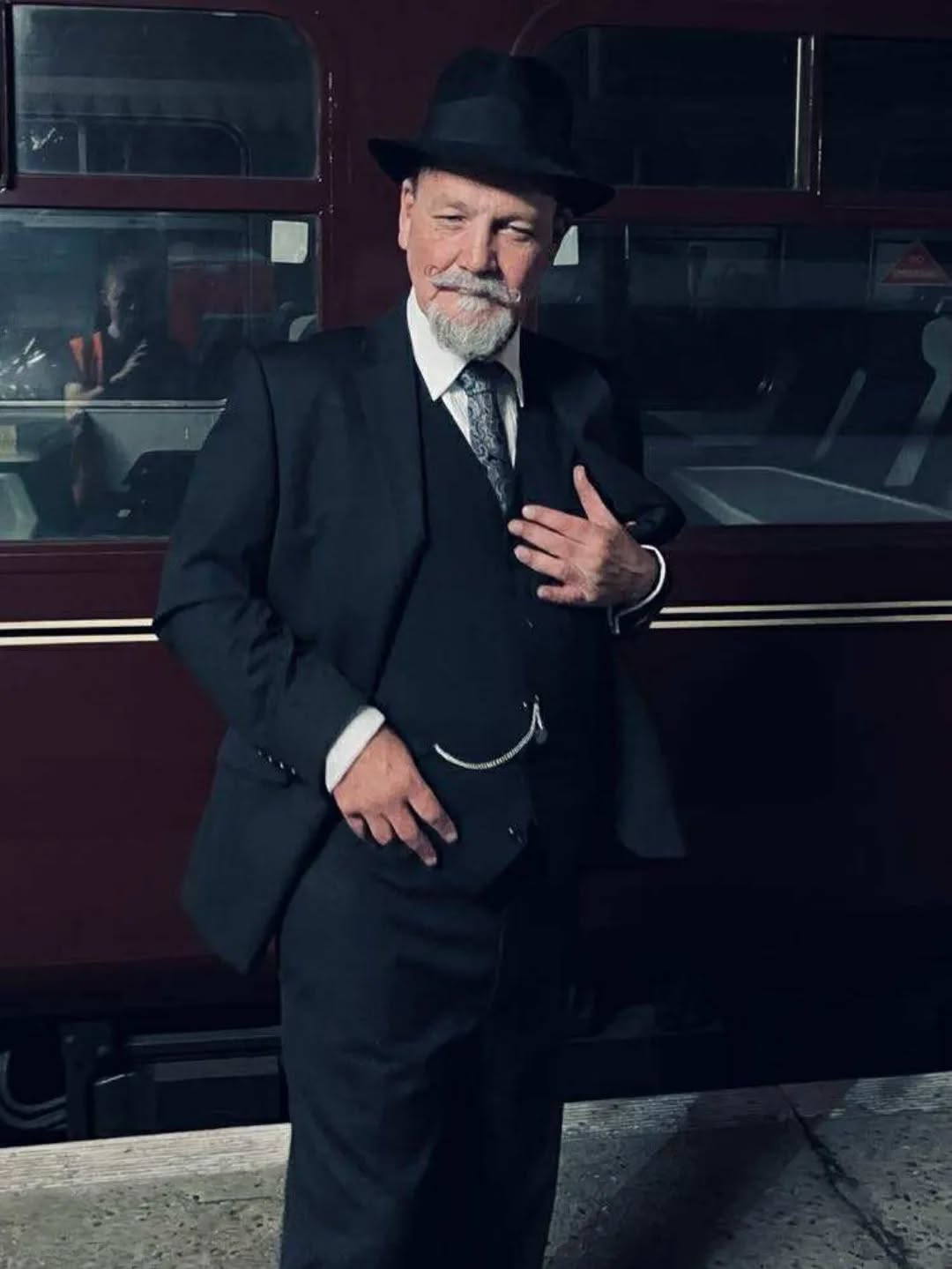 #Poirot was at the @midnorfolkrailway last night, solving the mystery of the Sugar-Coated Murder. Did his little grey cells crack the praline-flavoured case?
As always, we love to see your pictures of the evening. If you were there, do share and comment below ☺️ 🔍💀🍫
#murdermystery
#immersiveexperiences
#wonkynotwonka