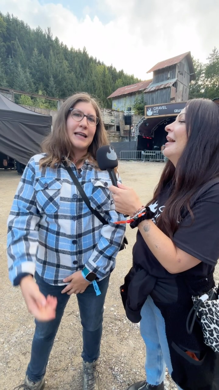 Das Gravel Pit Team sorgt für dich! Wortwörtlich: Raphaela hat sich letztes Jahr vor der Gravel Stage beim @bbr_rock_n_roll Konzert die Fussbänder gerissen. Zum Glück war unser Inframitarbeiter Frigo sofort zur Stelle und hat sie zu den Samaritern getragen 💪🏼🏋🏻. Diese haben Raphaela mit Kühlverbänden versorgt 🏥 und die Skullrippers @skullripper_tribe haben ihr bis zum Ende des Abends ihre Gehstöcke geliehen 🩼🙏🏼.
Raphaelas Fazit: „Immer wieder Gravel Pit!“ ❤️🔥🔥
#gpf2025 #immerwiedergravelpit #gravelpit #rock #festival #gravelpitfestival 🎤 @la_la__lea